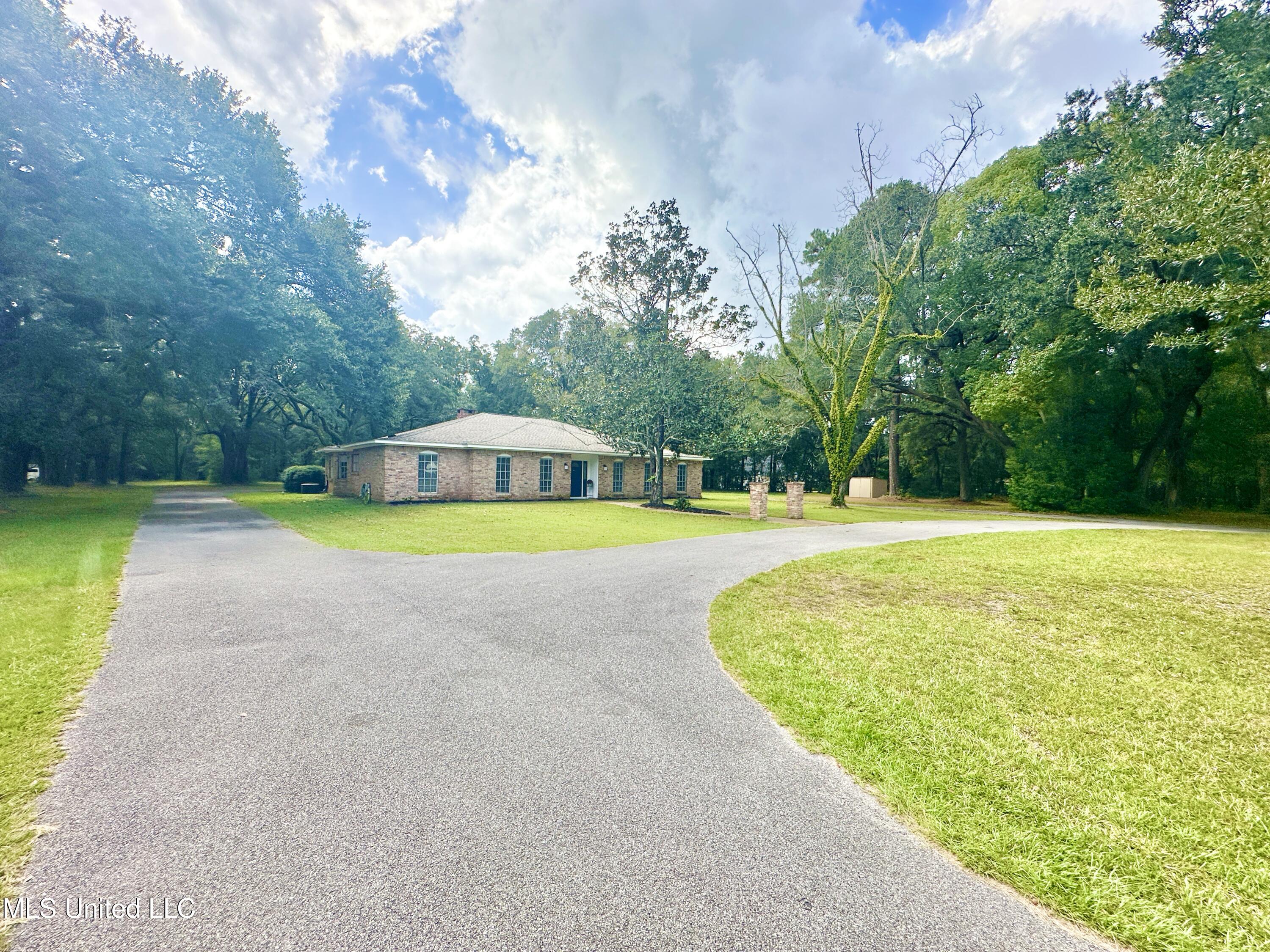 6001 Wooded Acres Road Property Photo 4