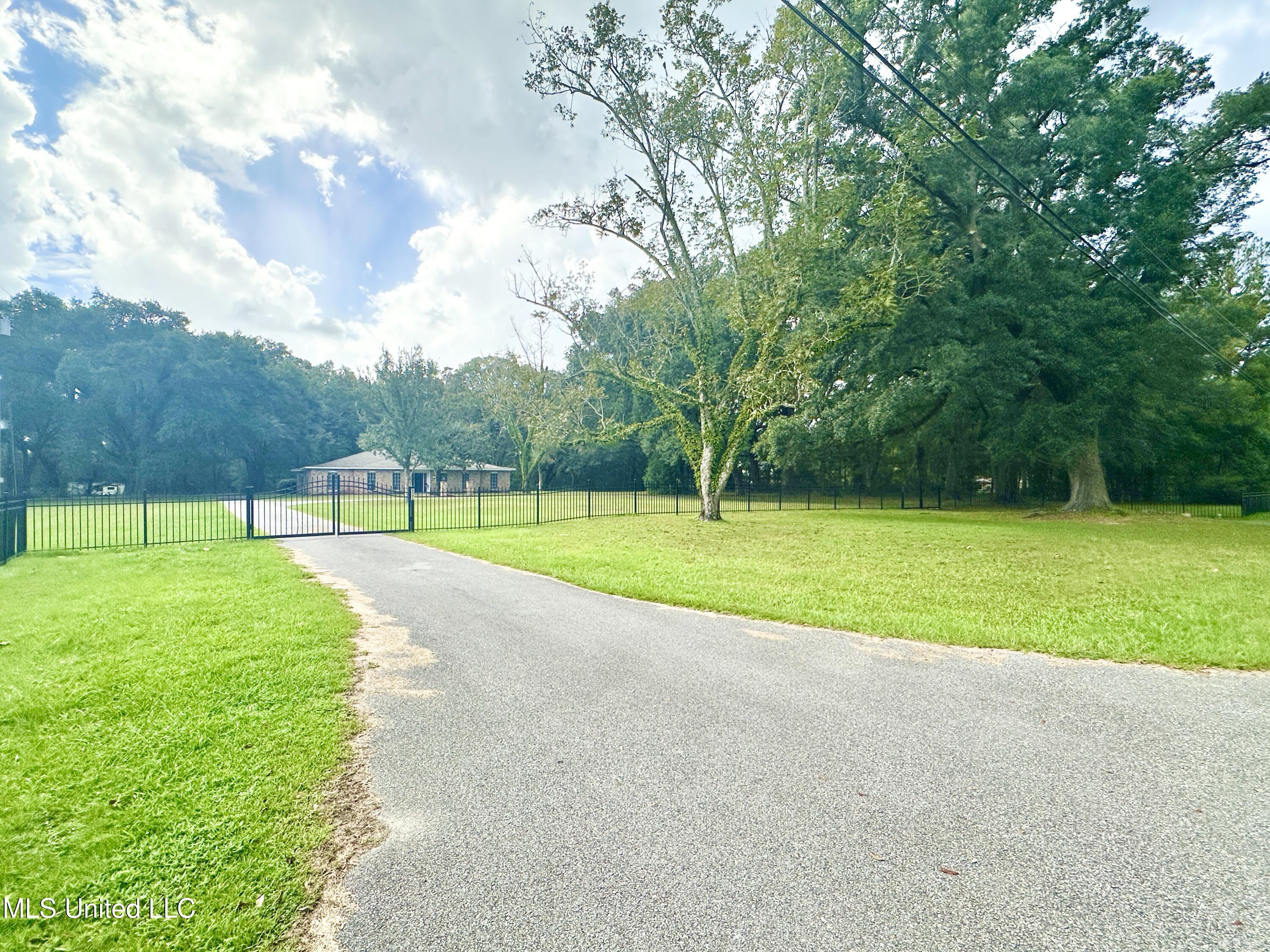 6001 Wooded Acres Road Property Photo 5