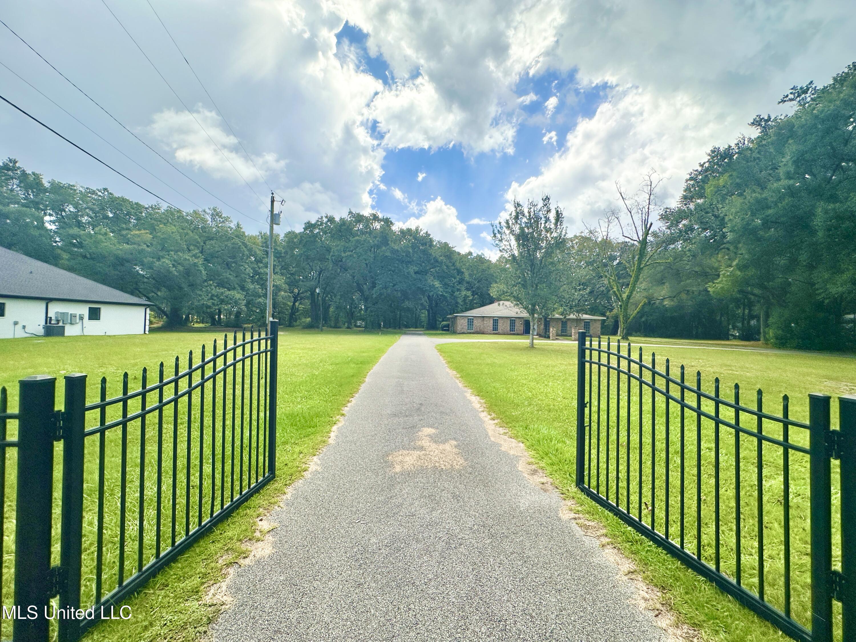 6001 Wooded Acres Road Property Photo 9