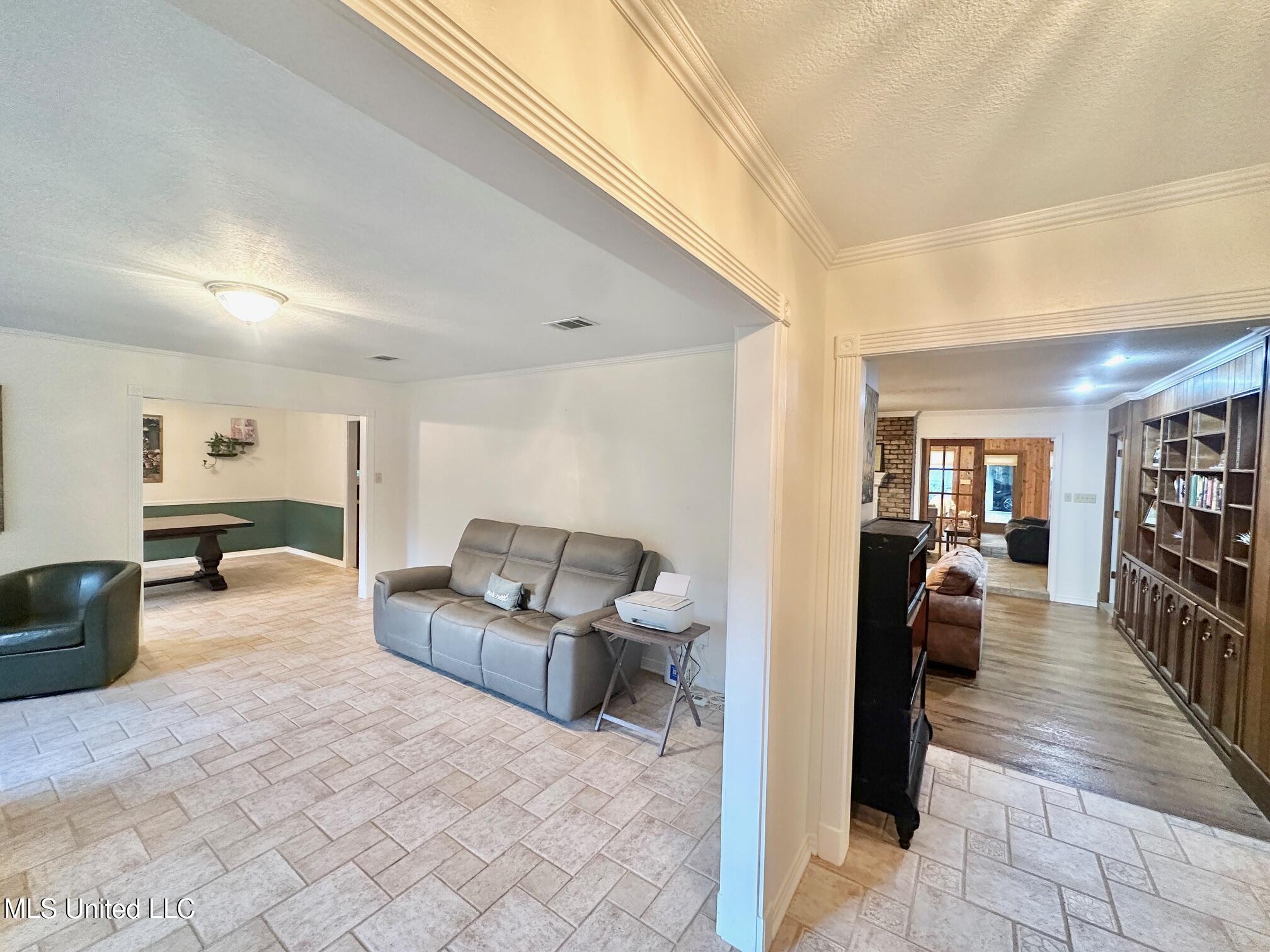 6001 Wooded Acres Road Property Photo 10