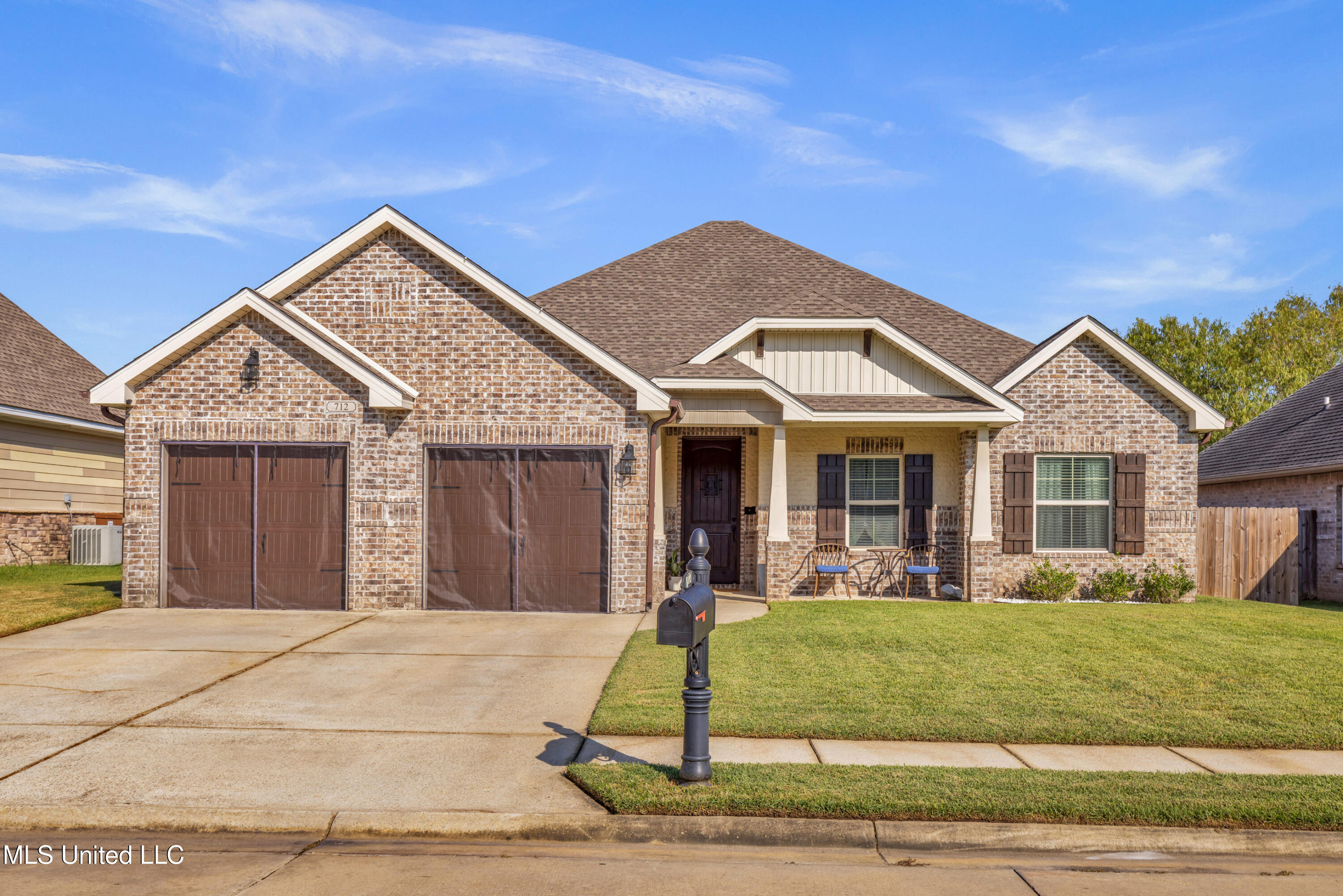 712 Champagne Drive Property Photo 2