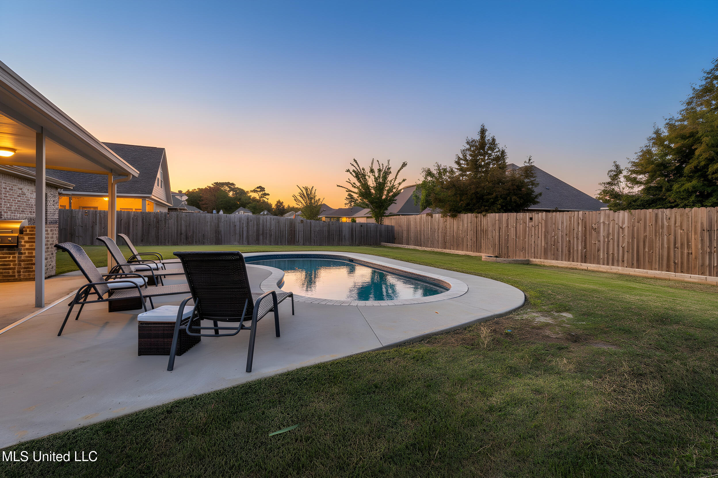 712 Champagne Drive Property Photo 3