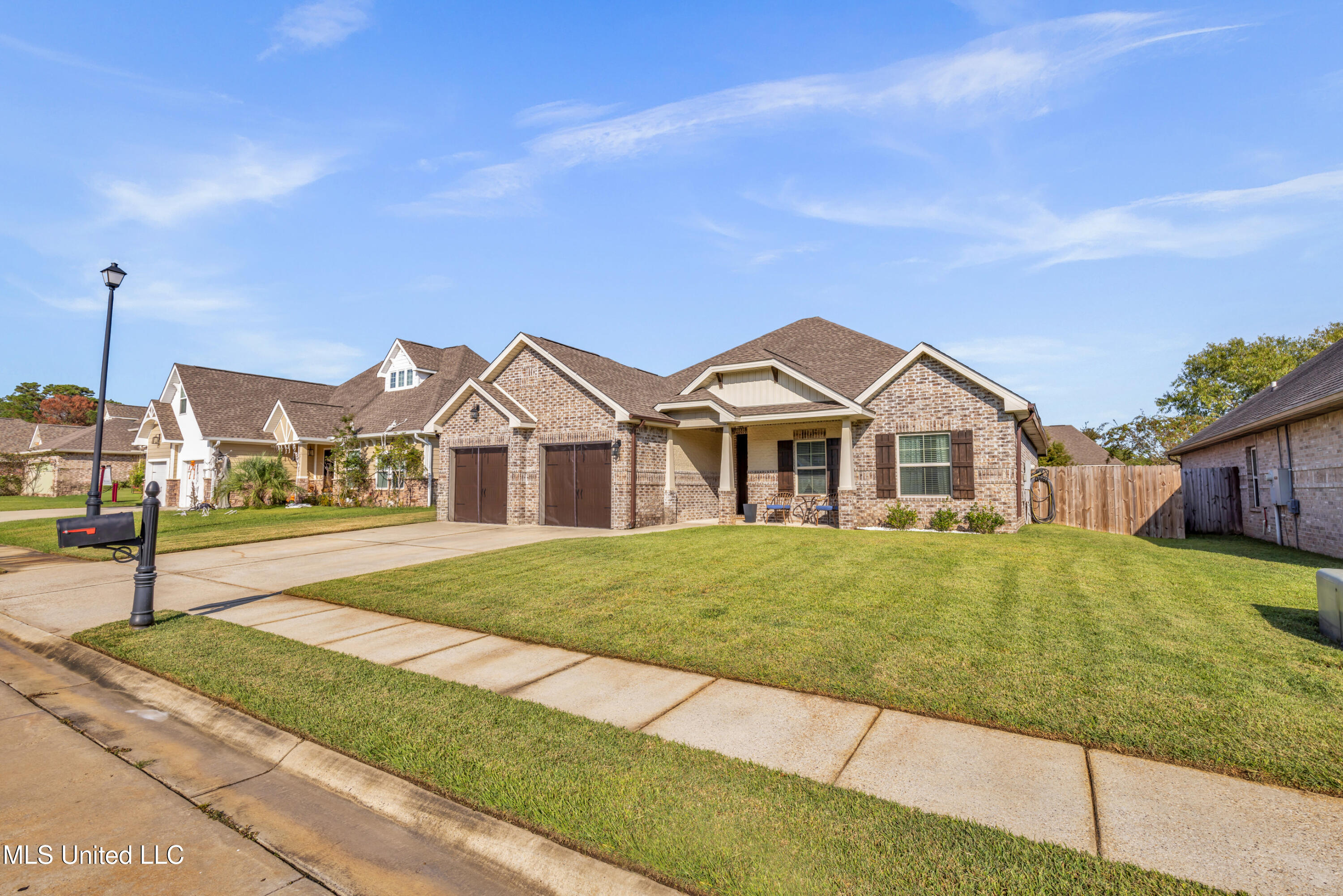 712 Champagne Drive Property Photo 4