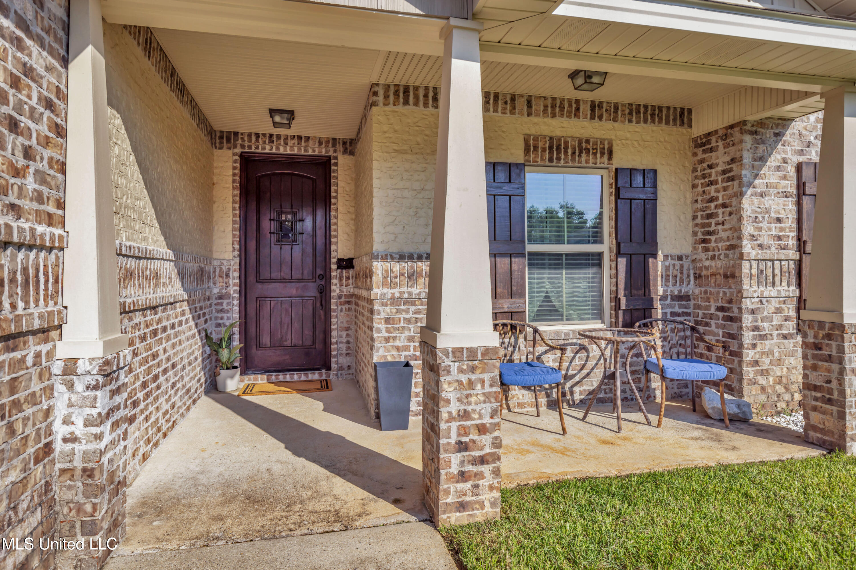 712 Champagne Drive Property Photo 5