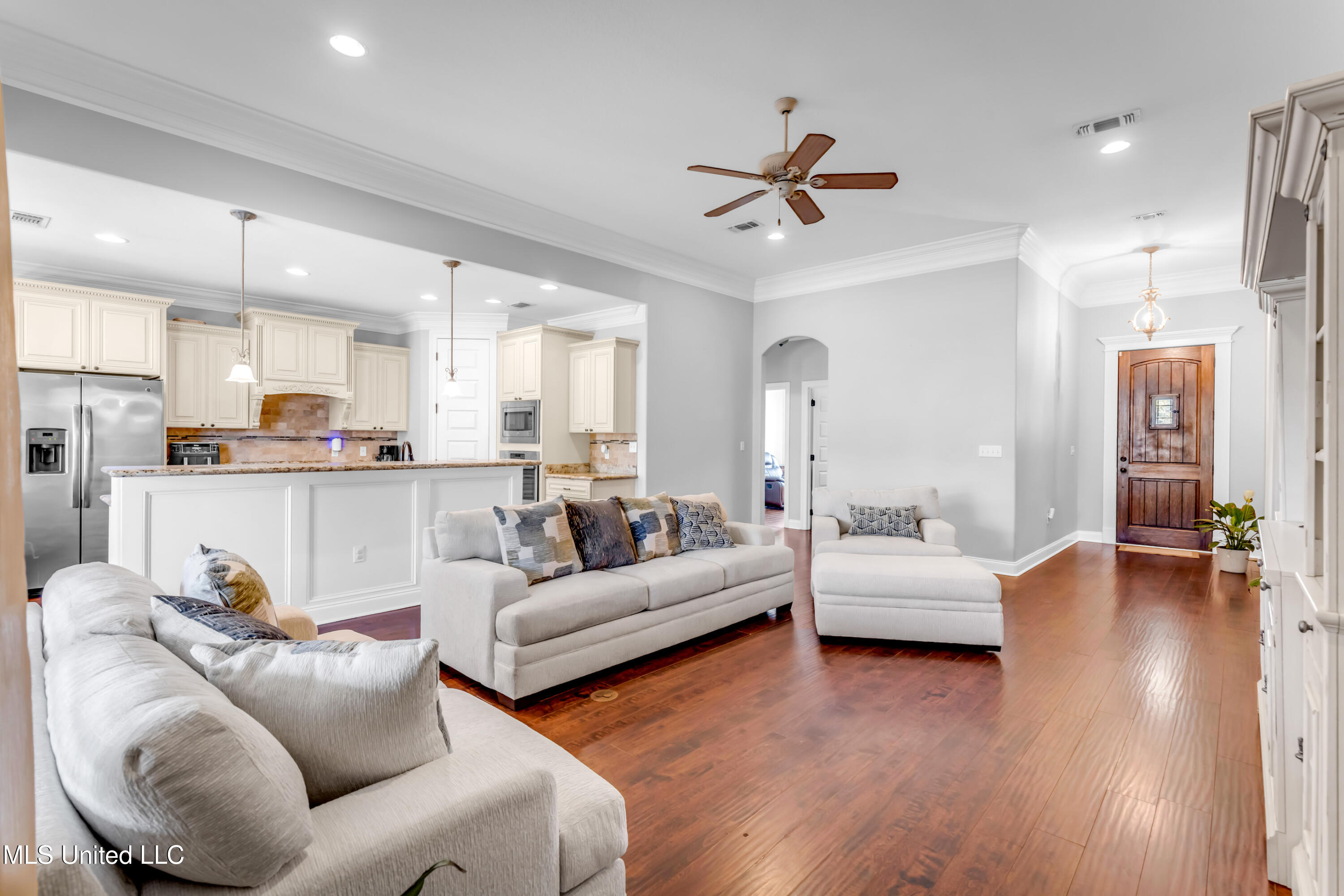 712 Champagne Drive Property Photo 6