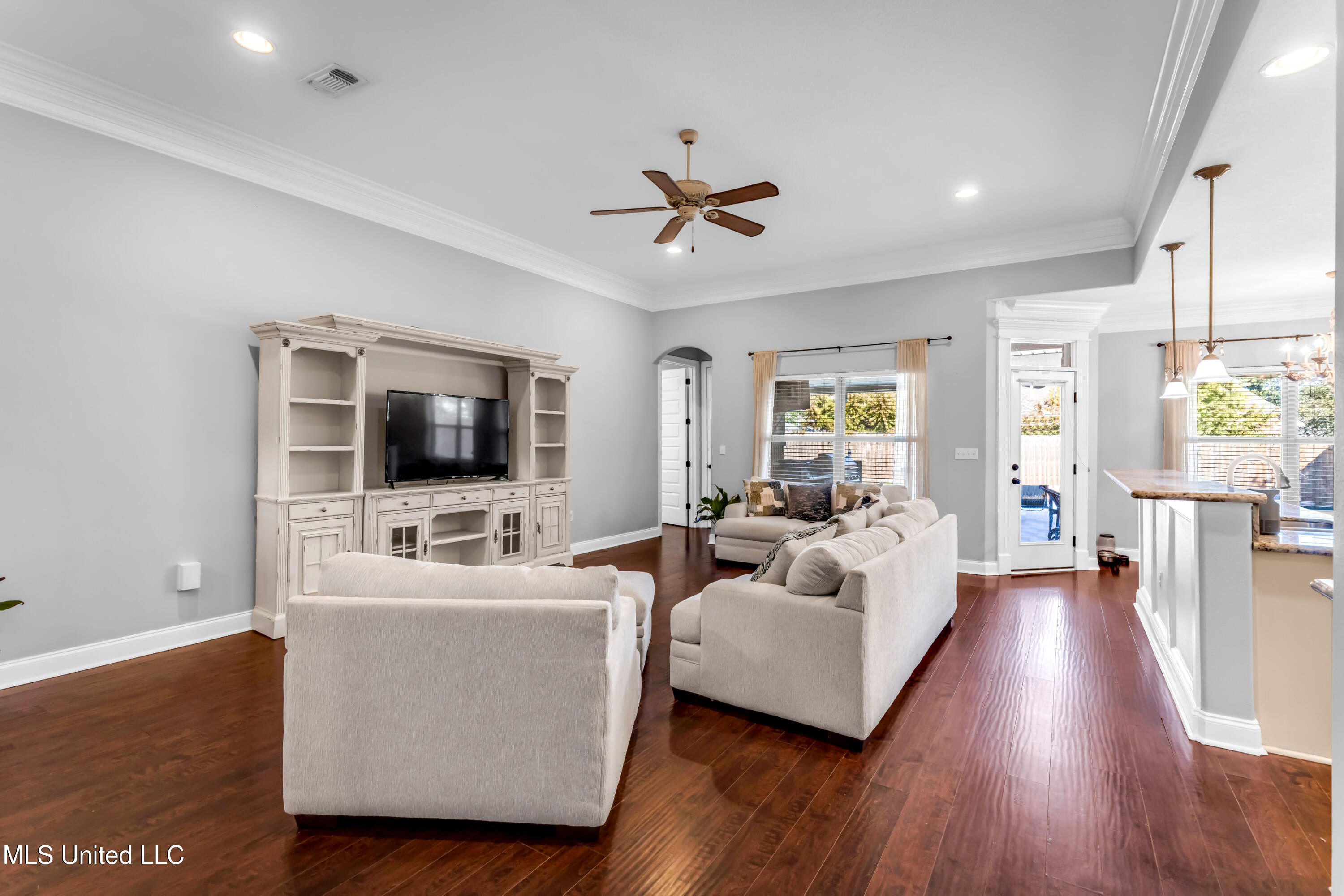 712 Champagne Drive Property Photo 7