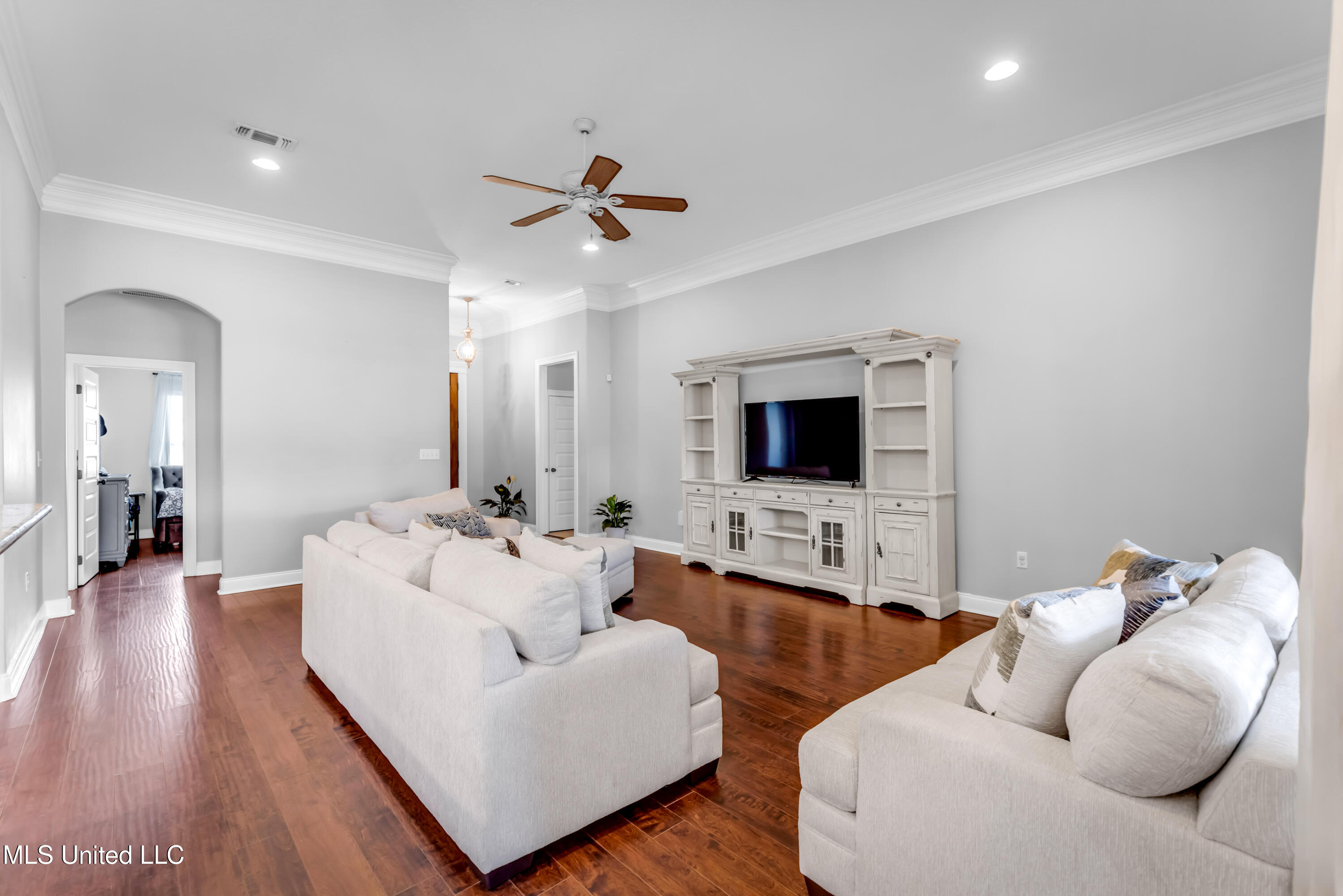 712 Champagne Drive Property Photo 8