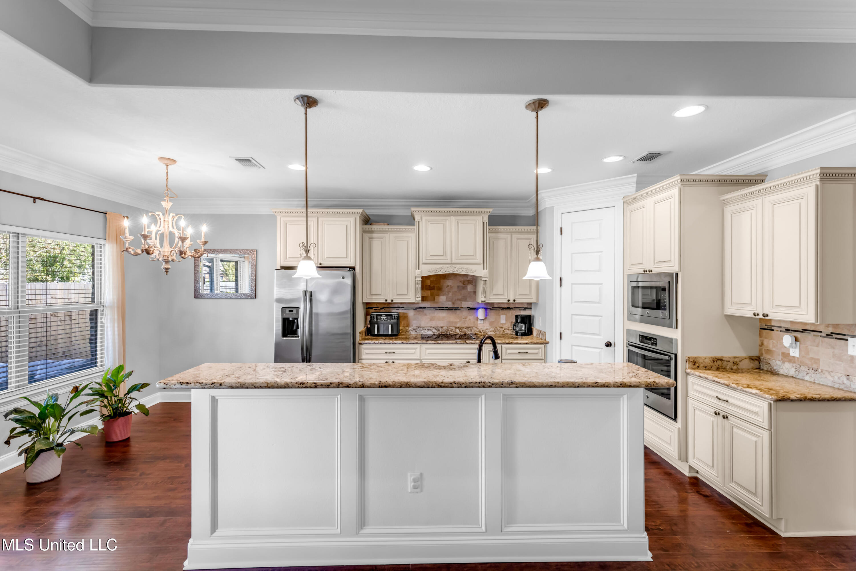 712 Champagne Drive Property Photo 9