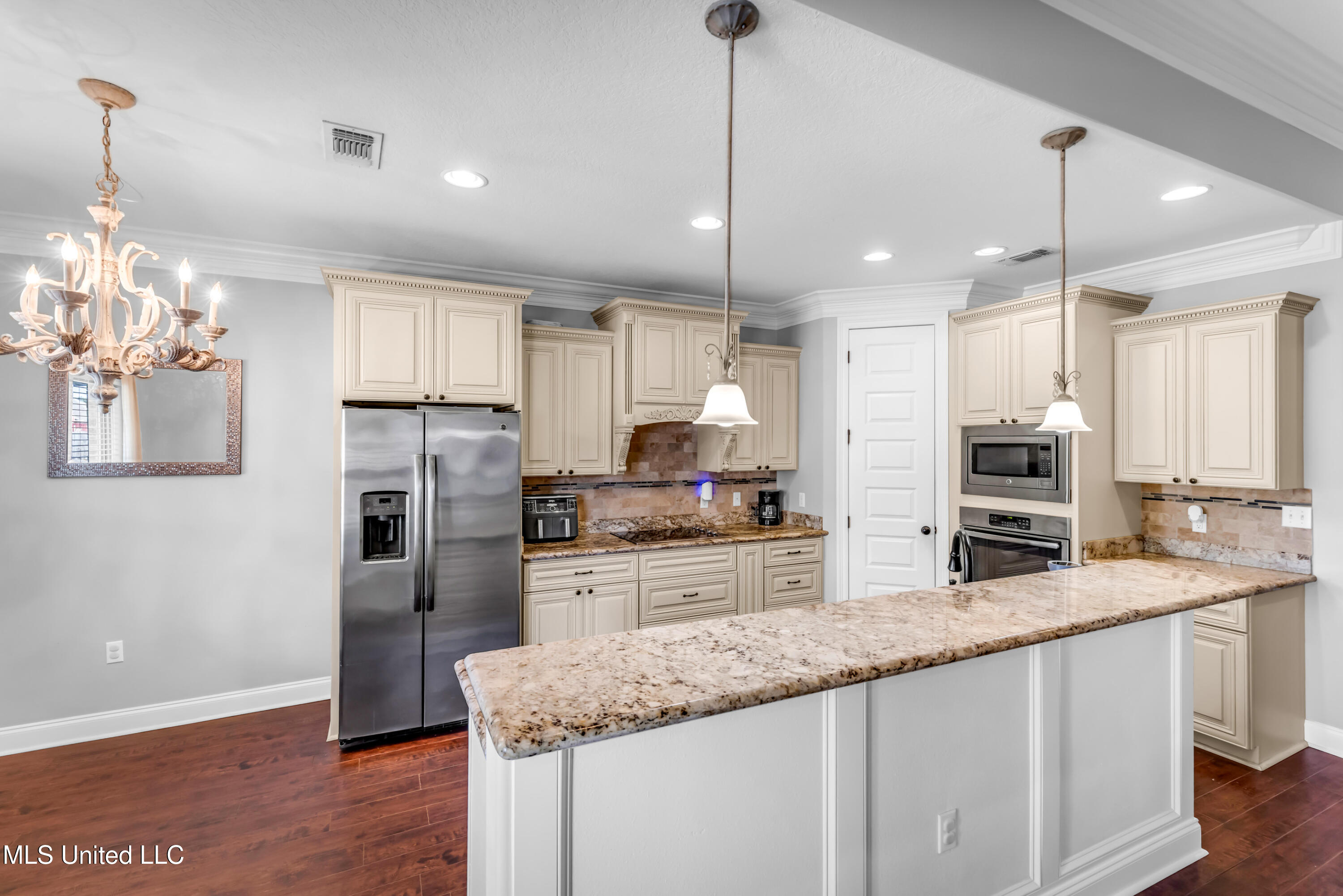 712 Champagne Drive Property Photo 10