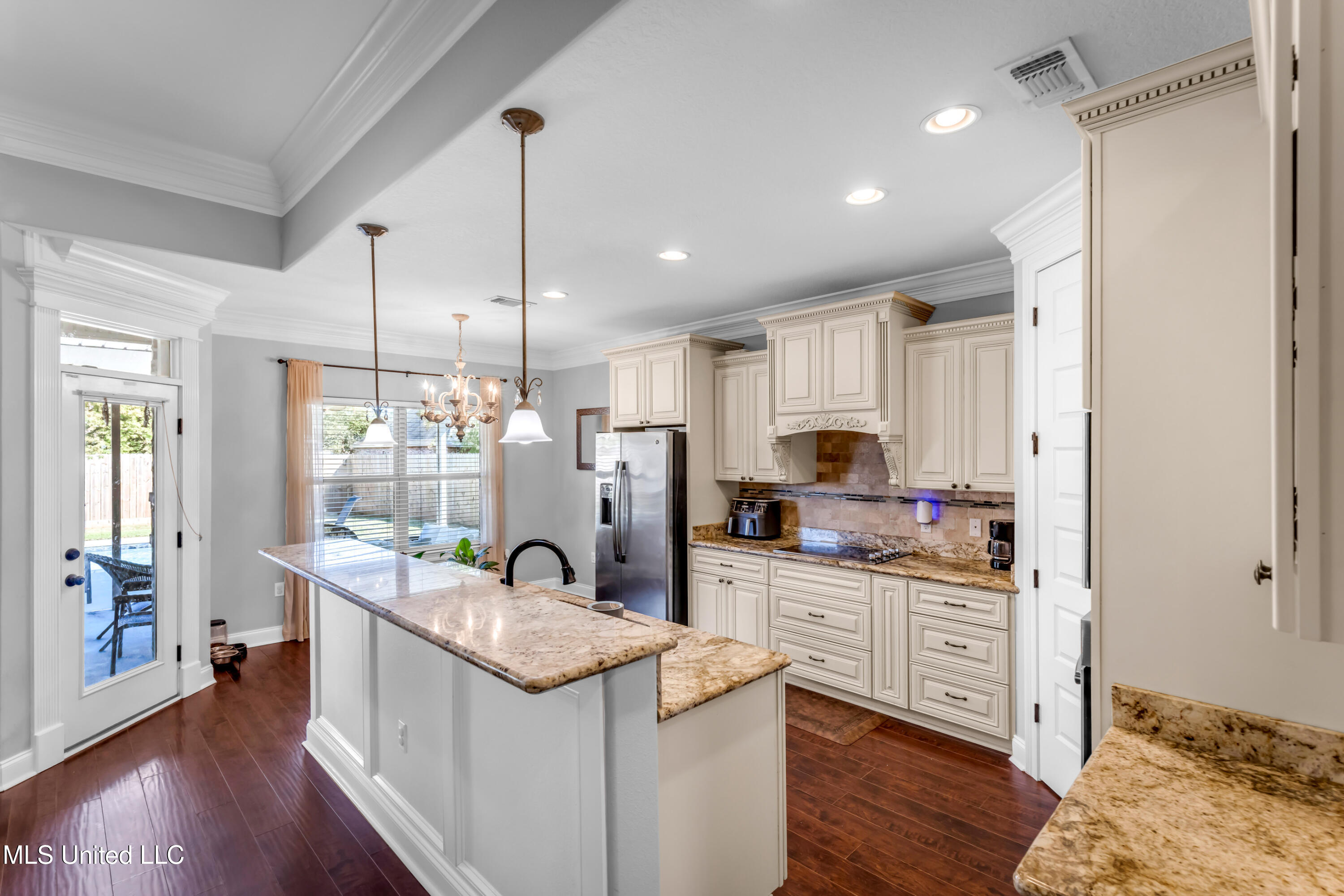 712 Champagne Drive Property Photo 11