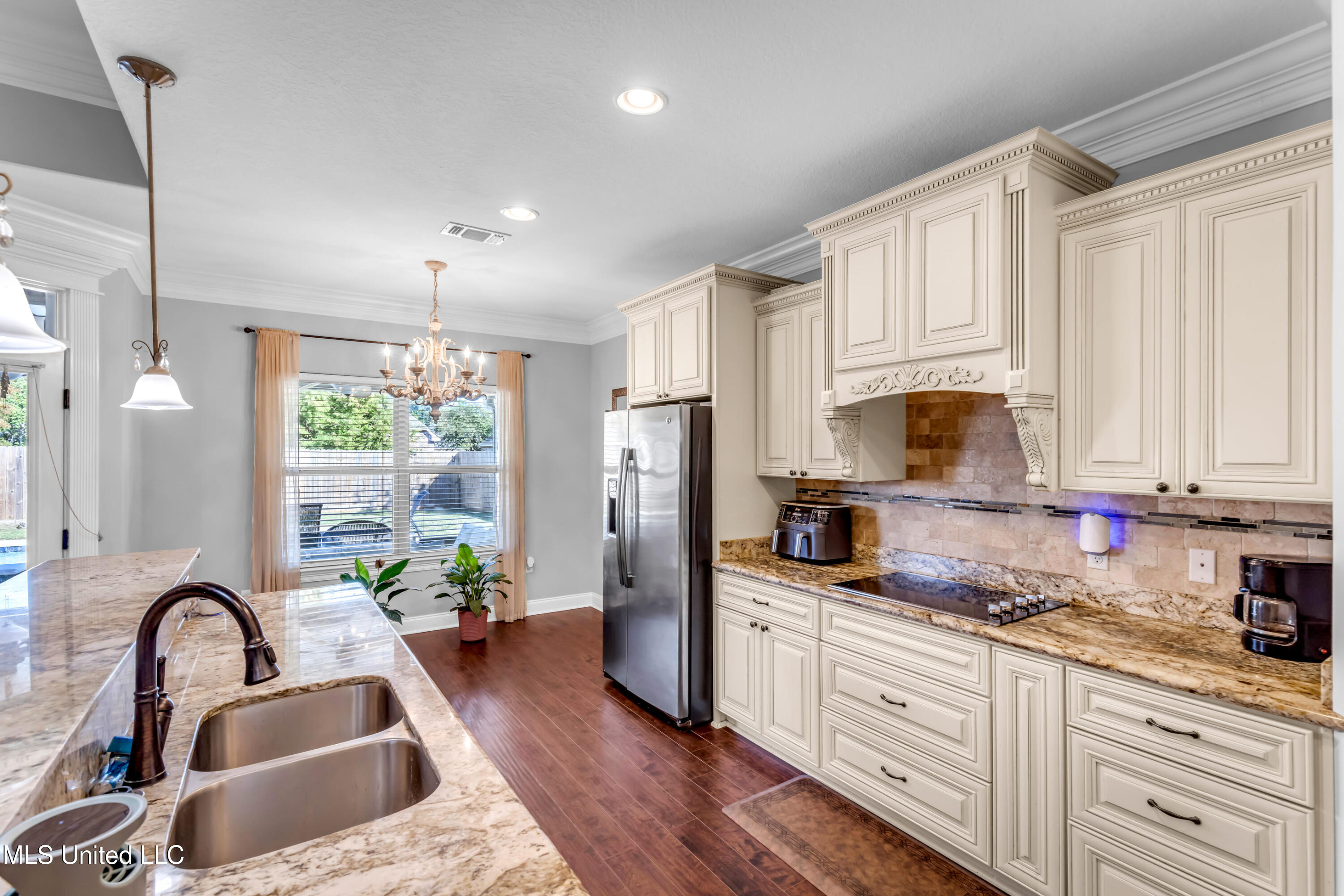 712 Champagne Drive Property Photo 12