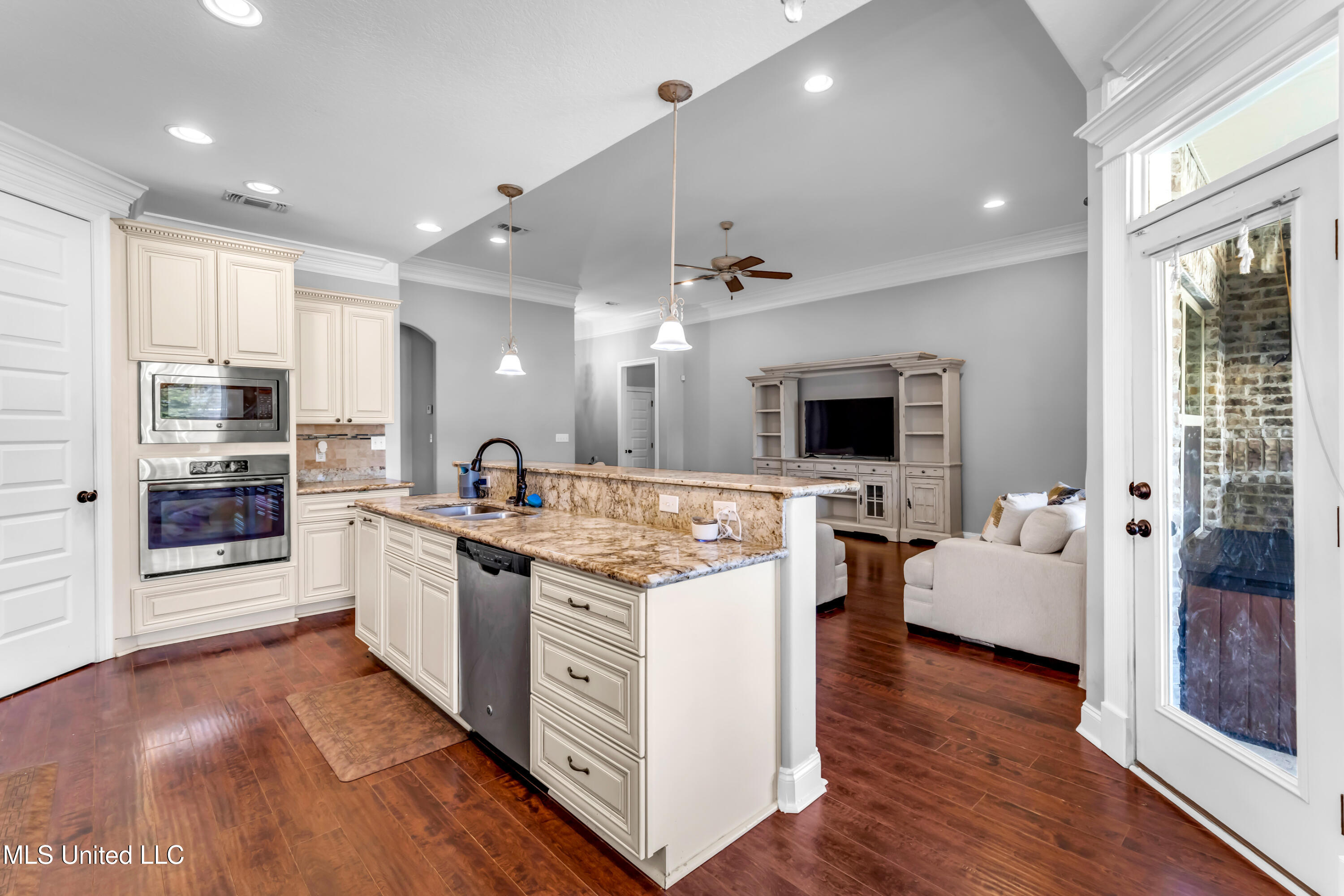 712 Champagne Drive Property Photo 13