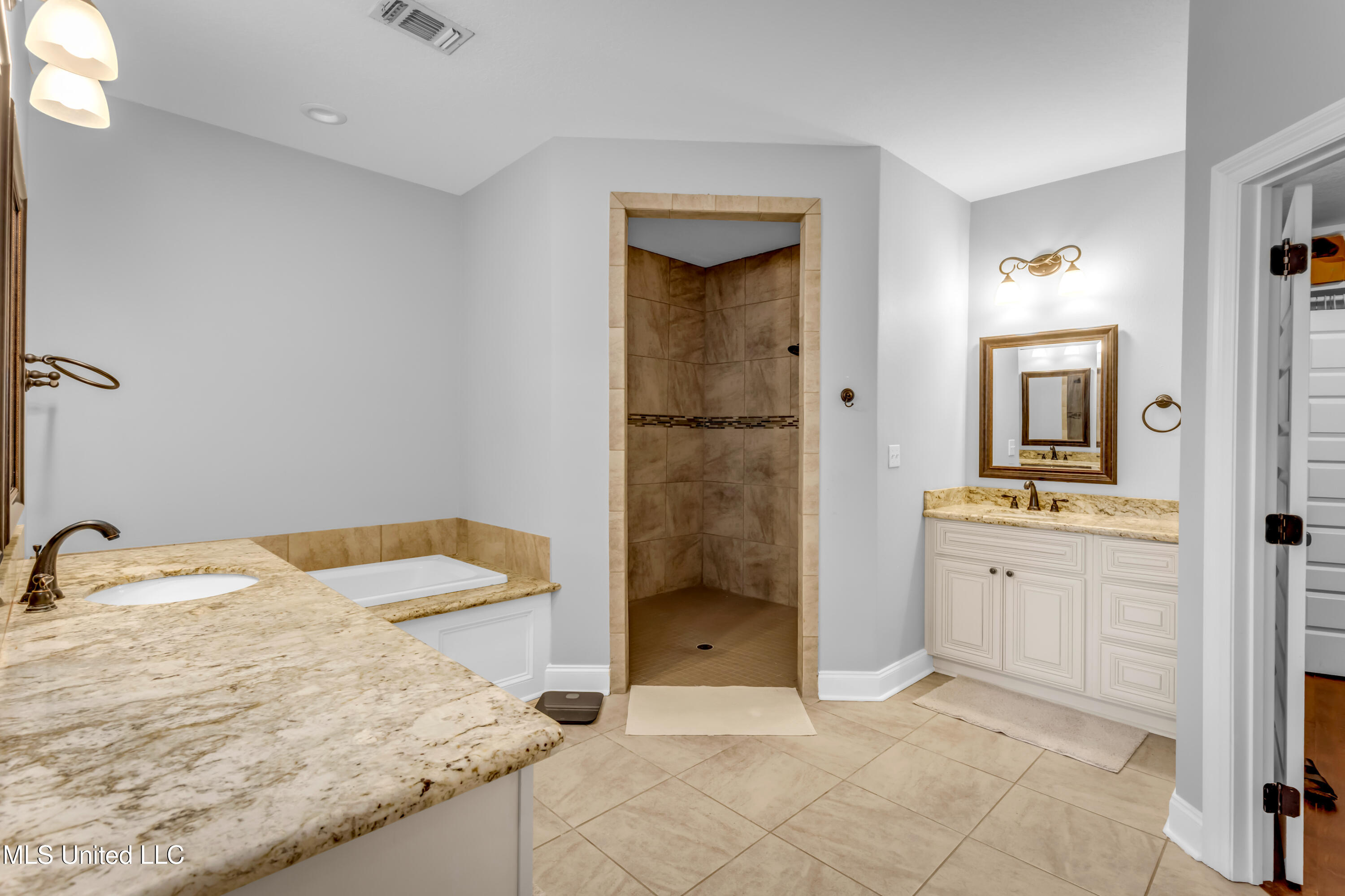 712 Champagne Drive Property Photo 18