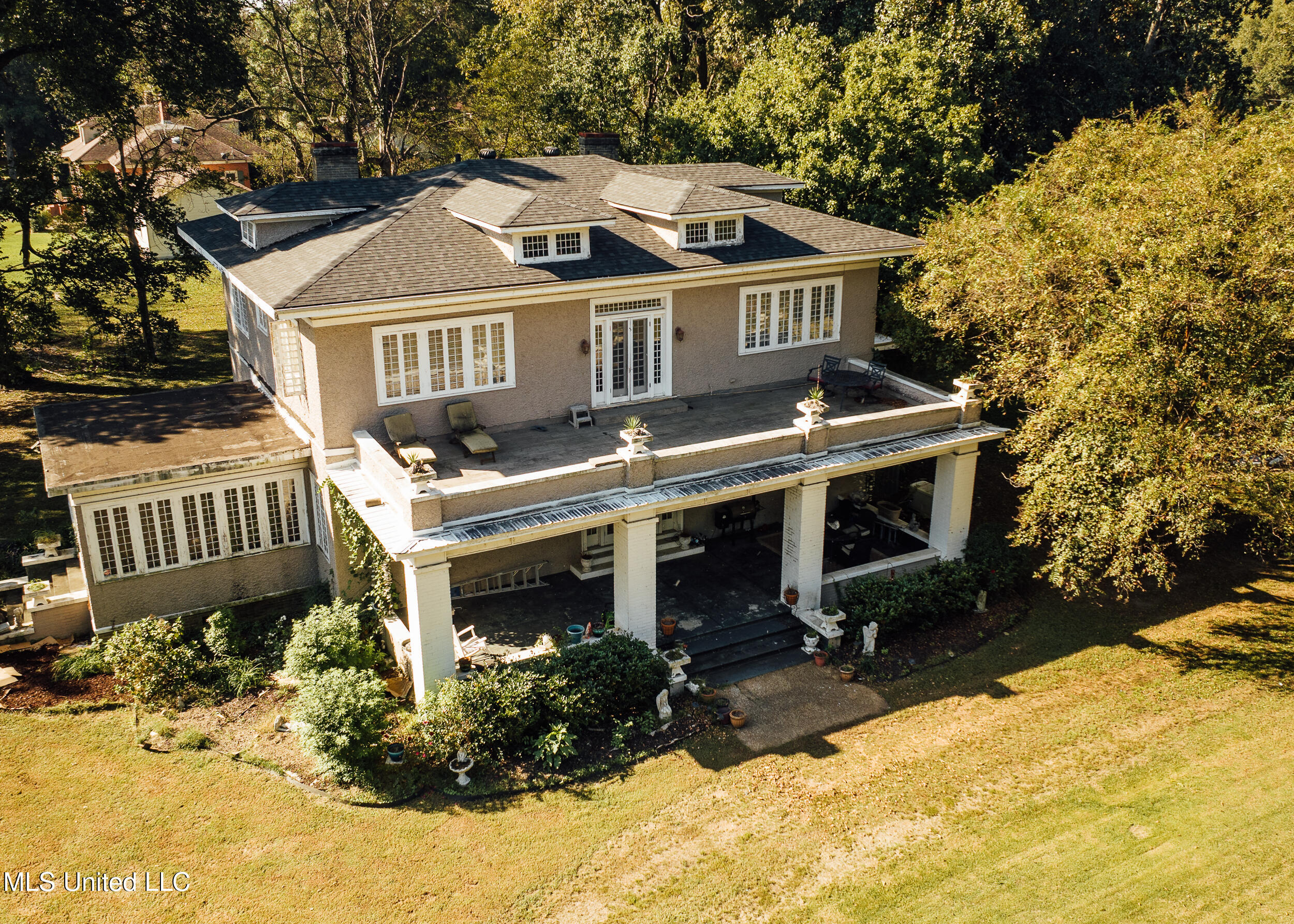 300 Elizabeth Street Property Photo 1