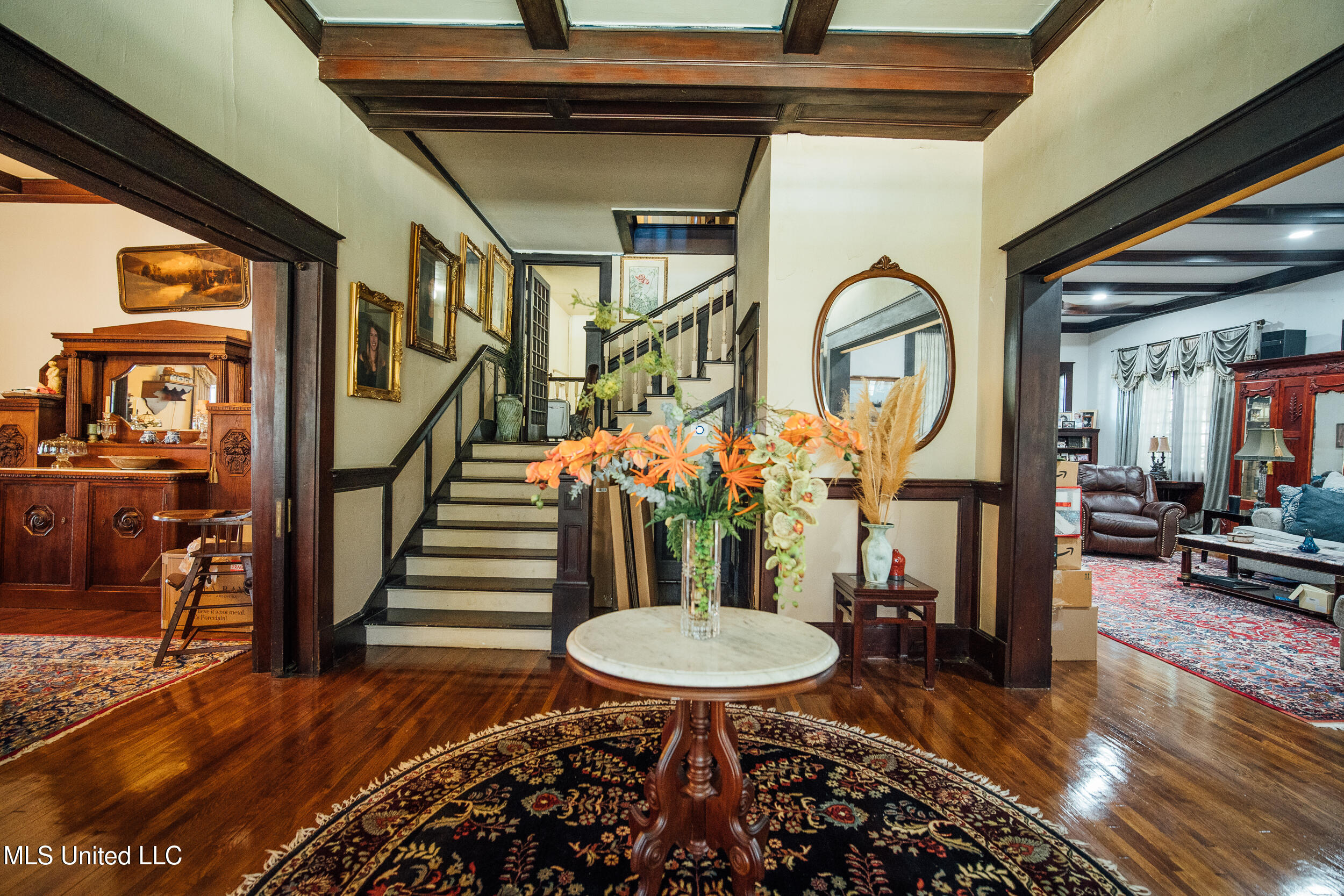 300 Elizabeth Street Property Photo 4