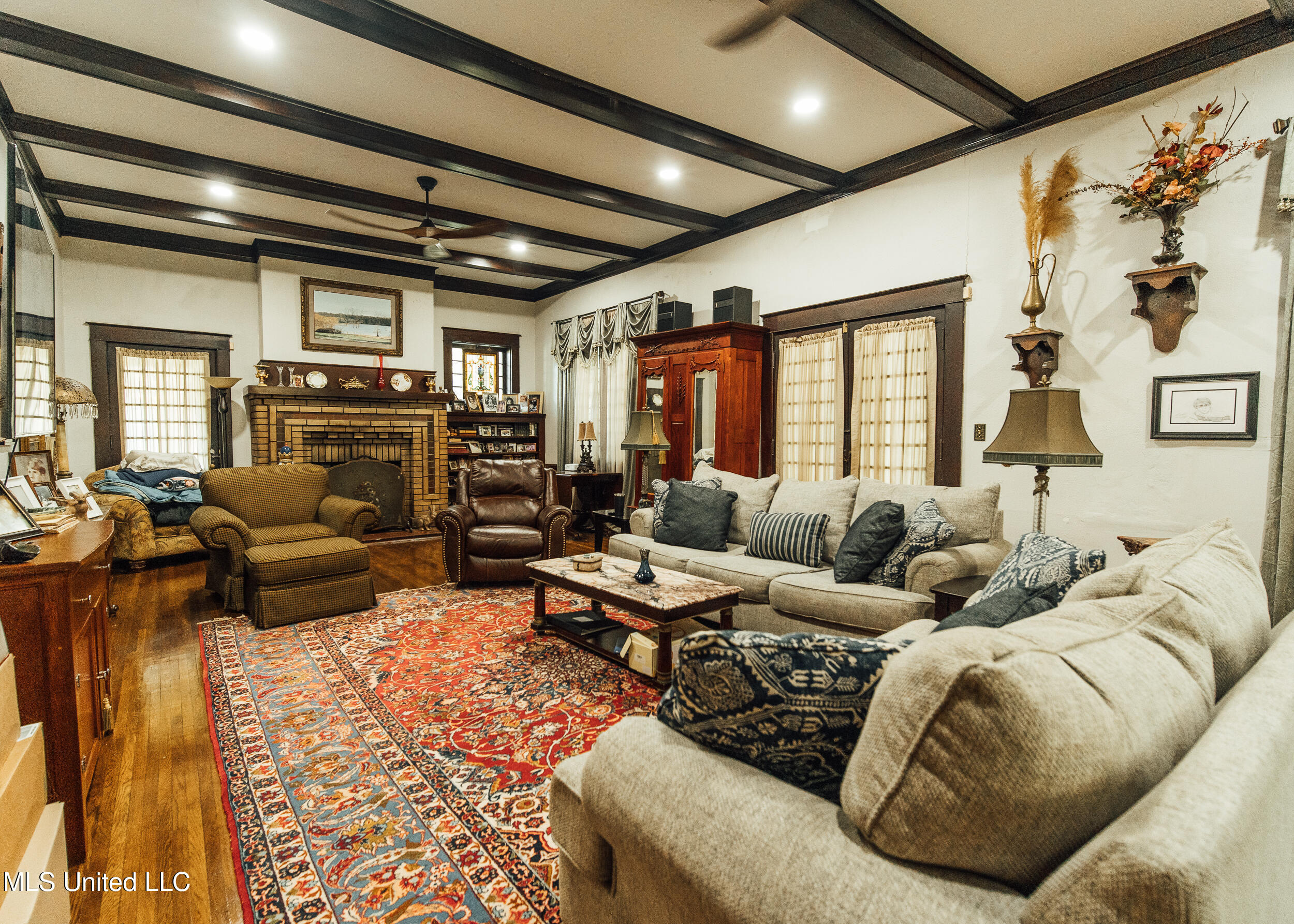 300 Elizabeth Street Property Photo 6