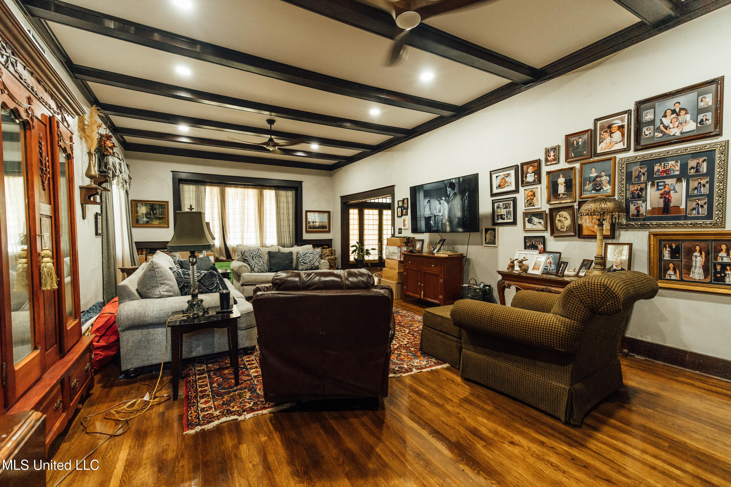 300 Elizabeth Street Property Photo 9