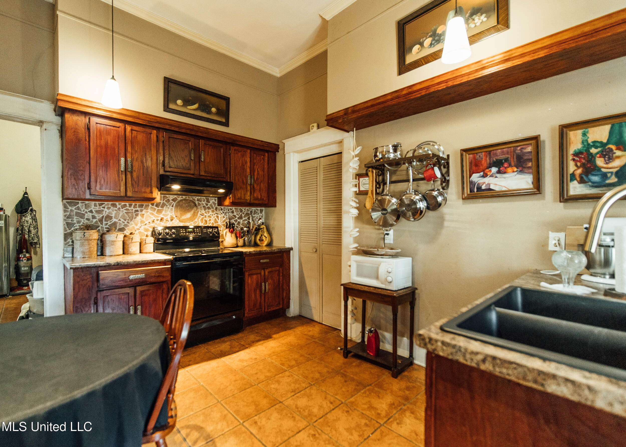 300 Elizabeth Street Property Photo 11