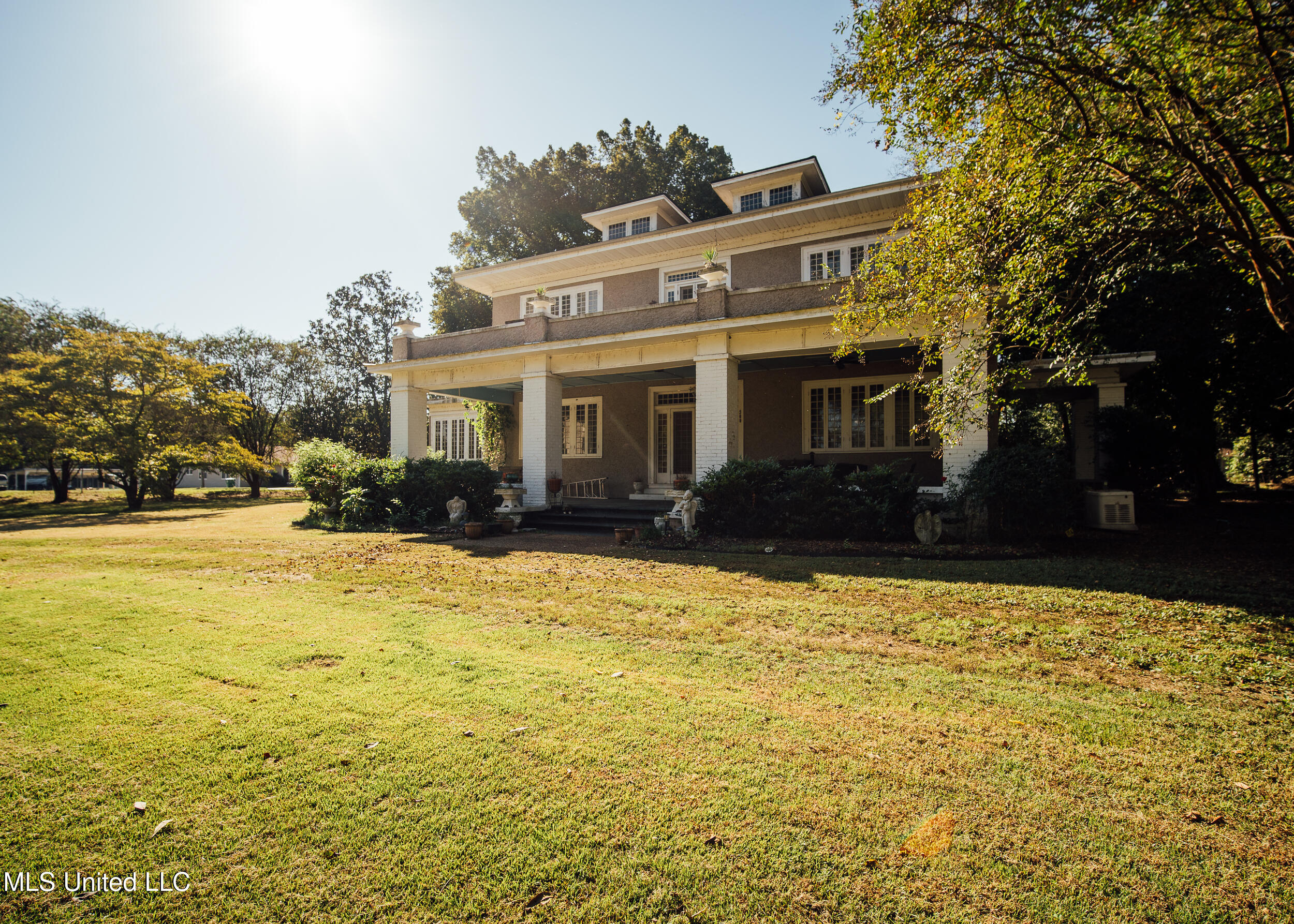 300 Elizabeth Street Property Photo 27