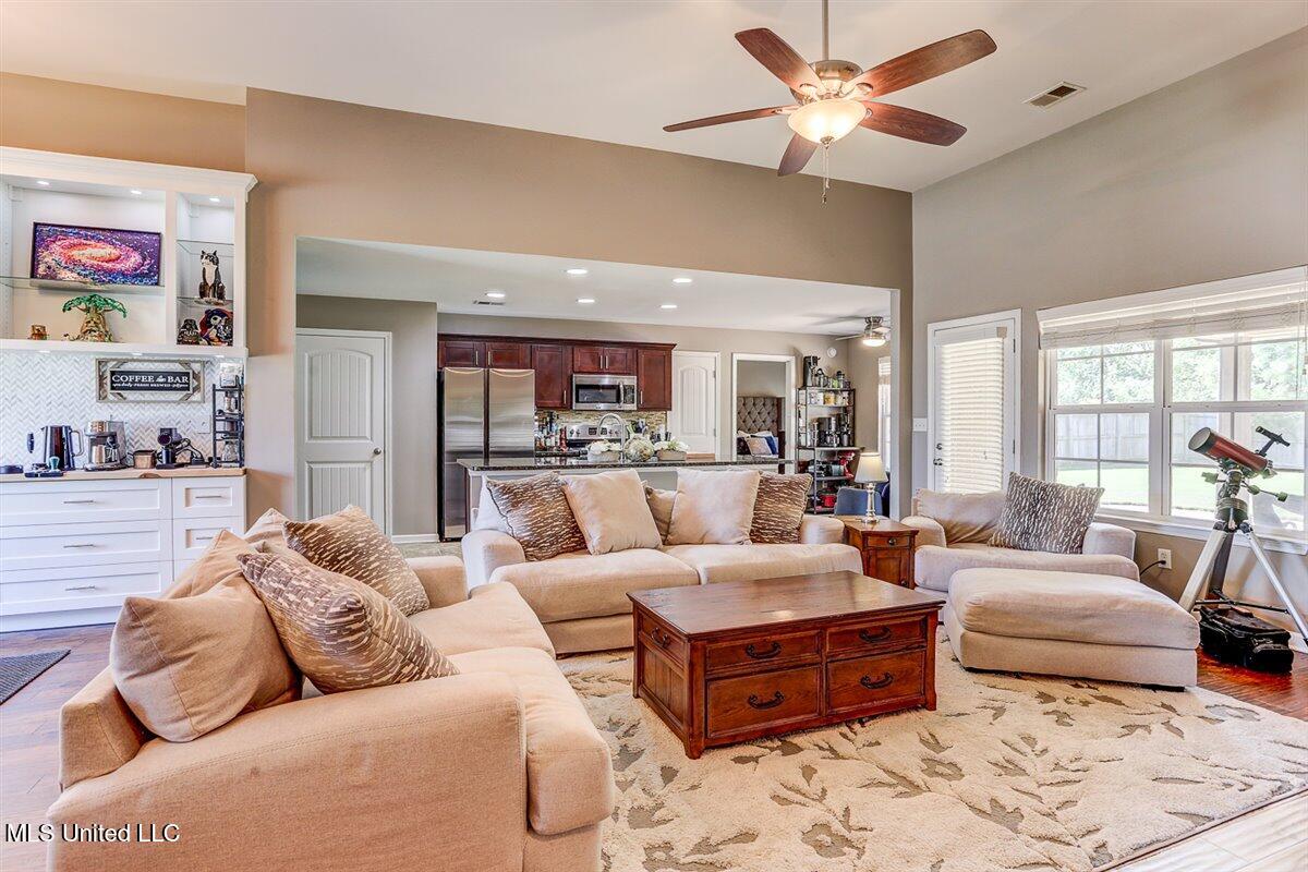 3601 Harvest Tree Drive Property Photo 9