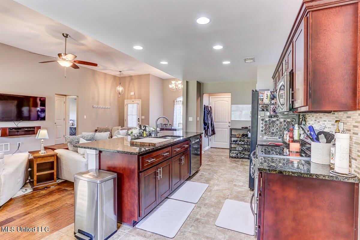 3601 Harvest Tree Drive Property Photo 18