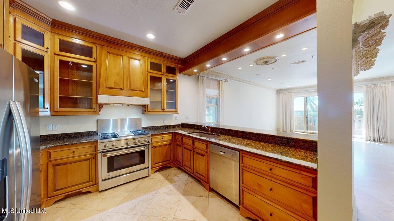 4640 W Beach Boulevard Property Photo 8