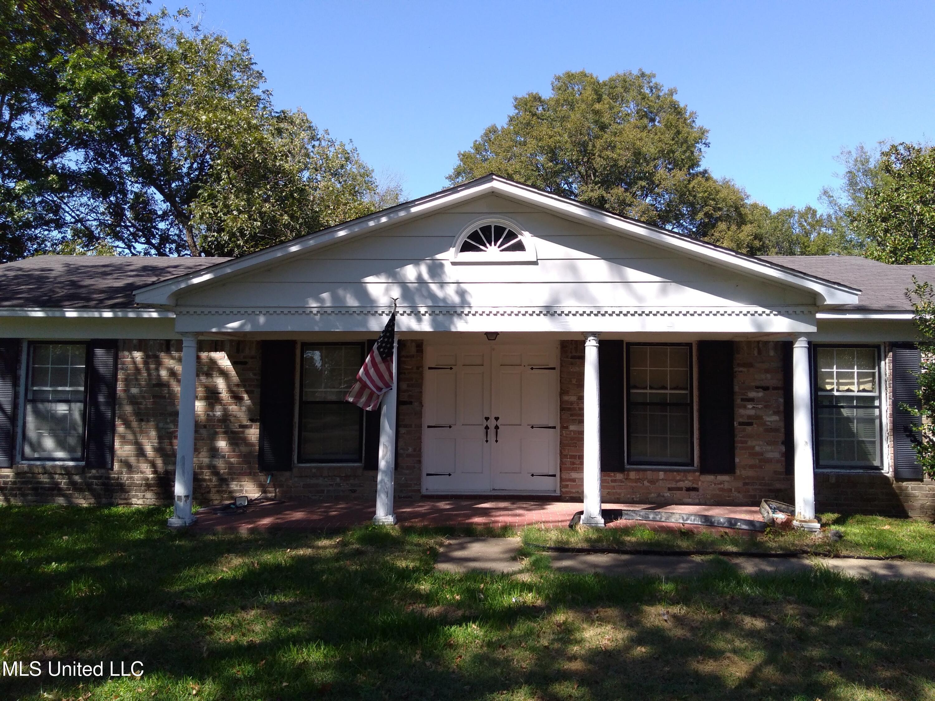 307 Clover Drive Property Photo 2