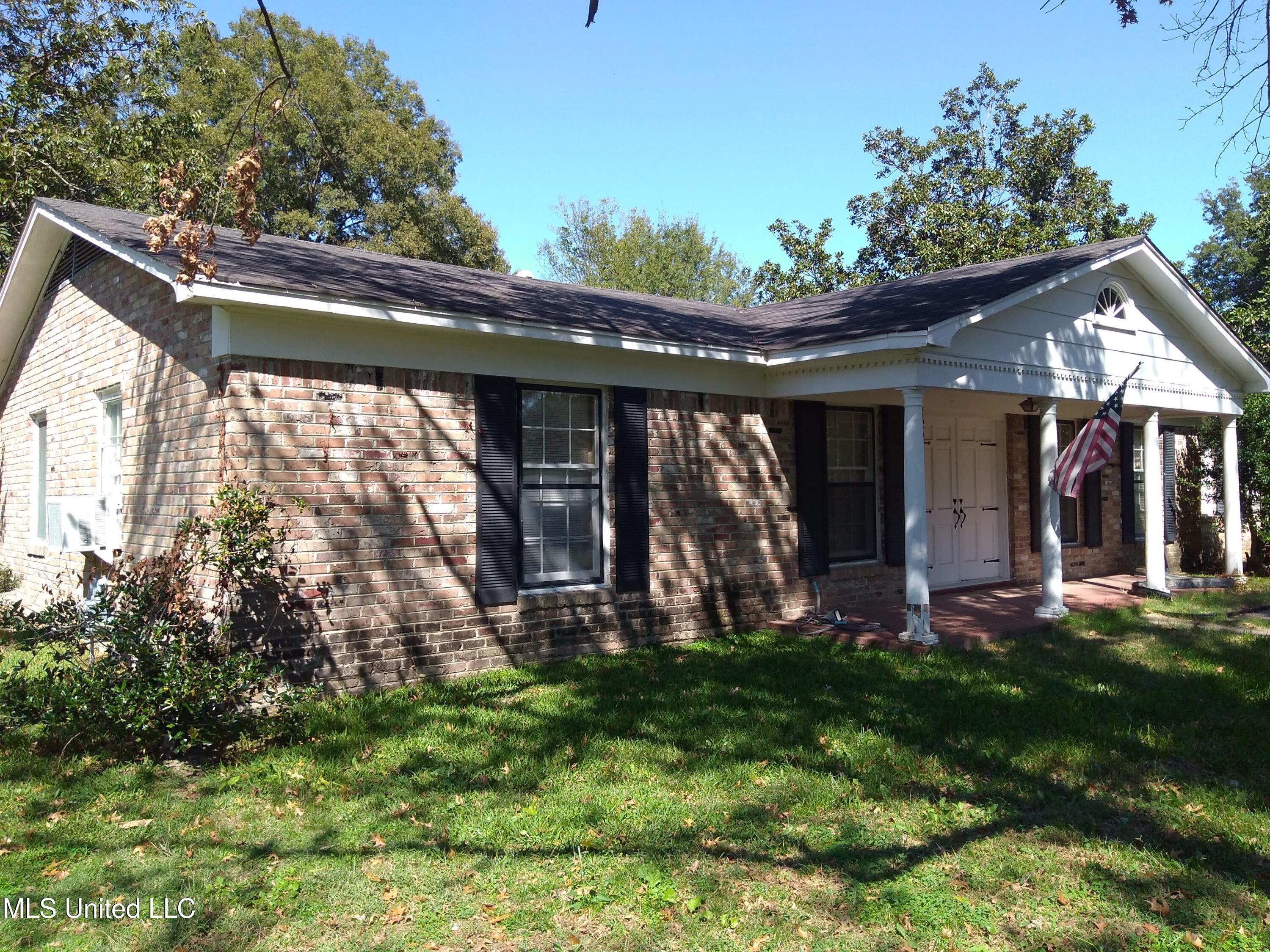 307 Clover Drive Property Photo 3