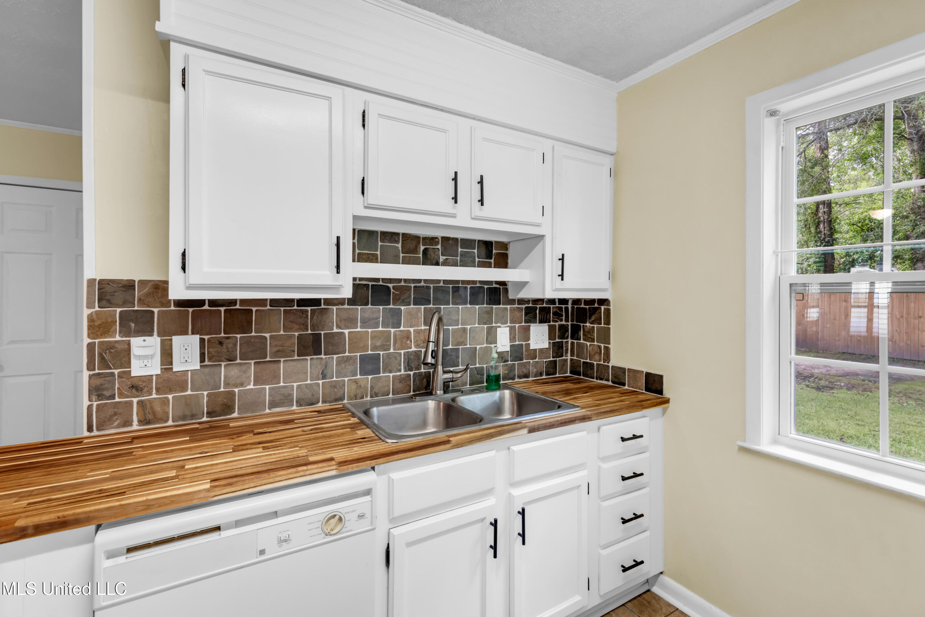 15300 Lansing Drive Property Photo 5