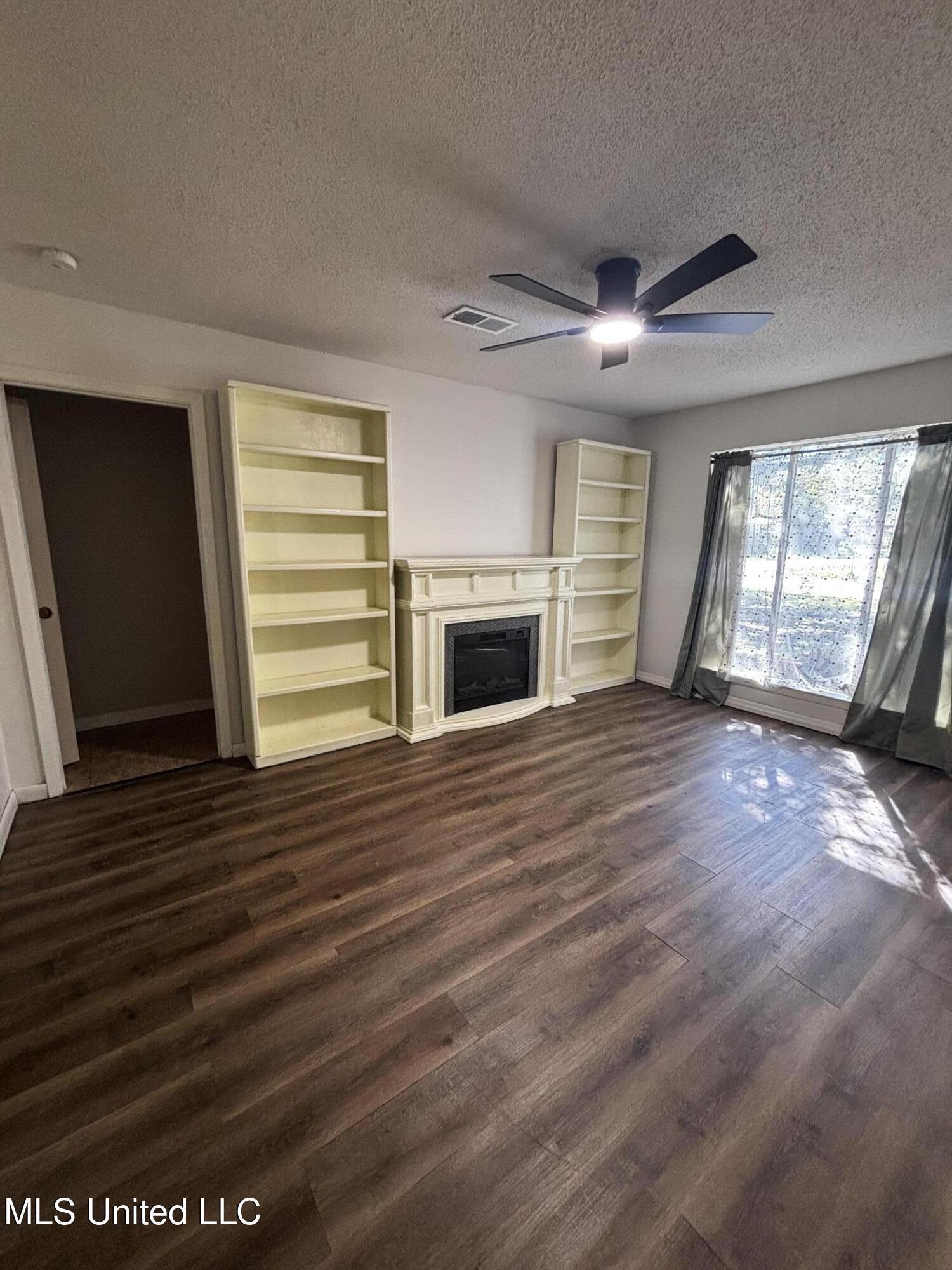 15300 Lansing Drive Property Photo 6