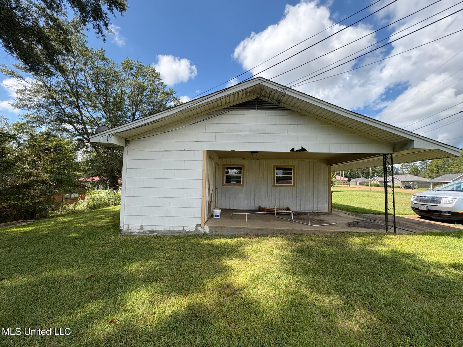 715 Simpson Drive Property Photo 2