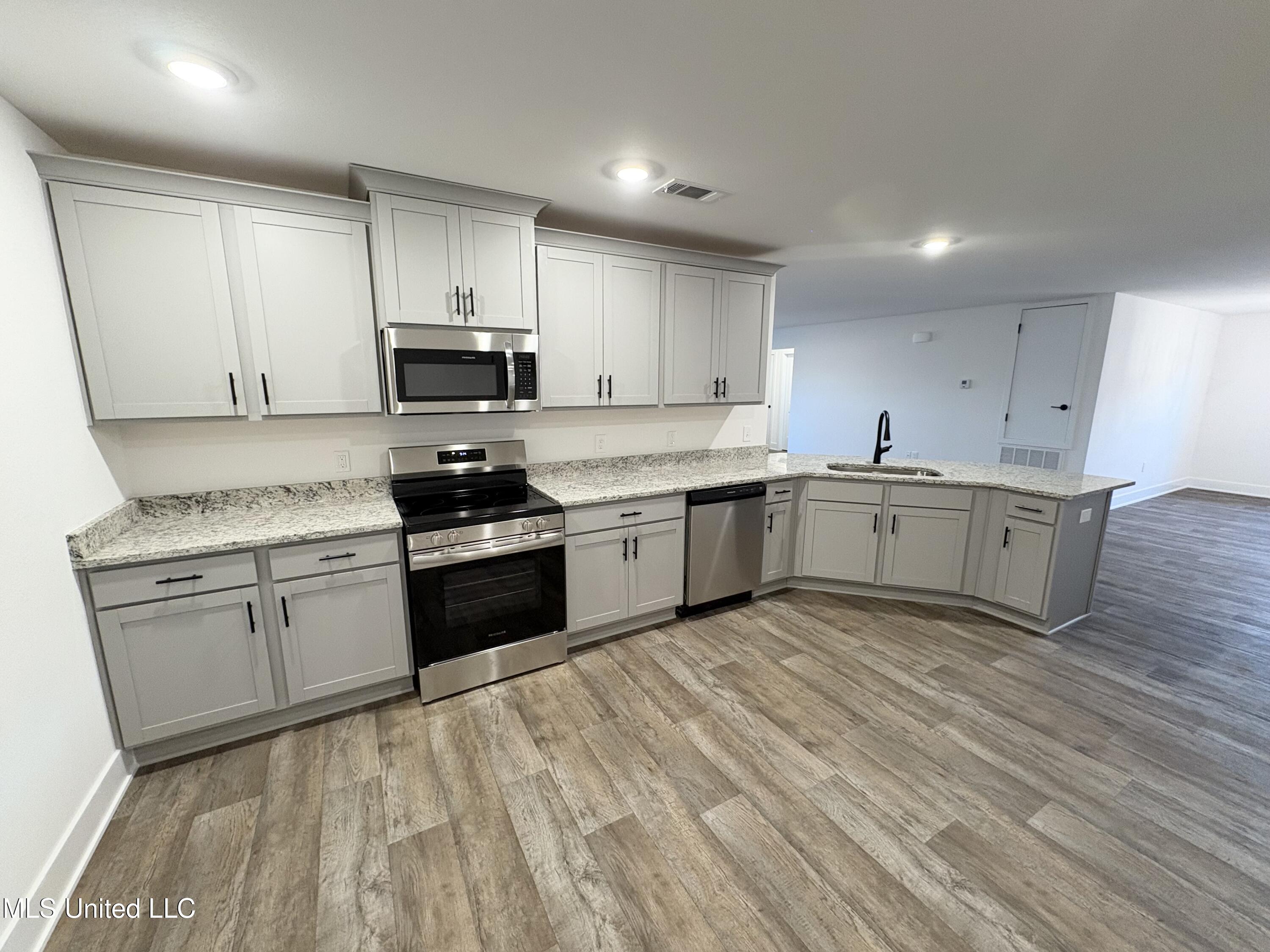 14784 Davidson Court Property Photo 4