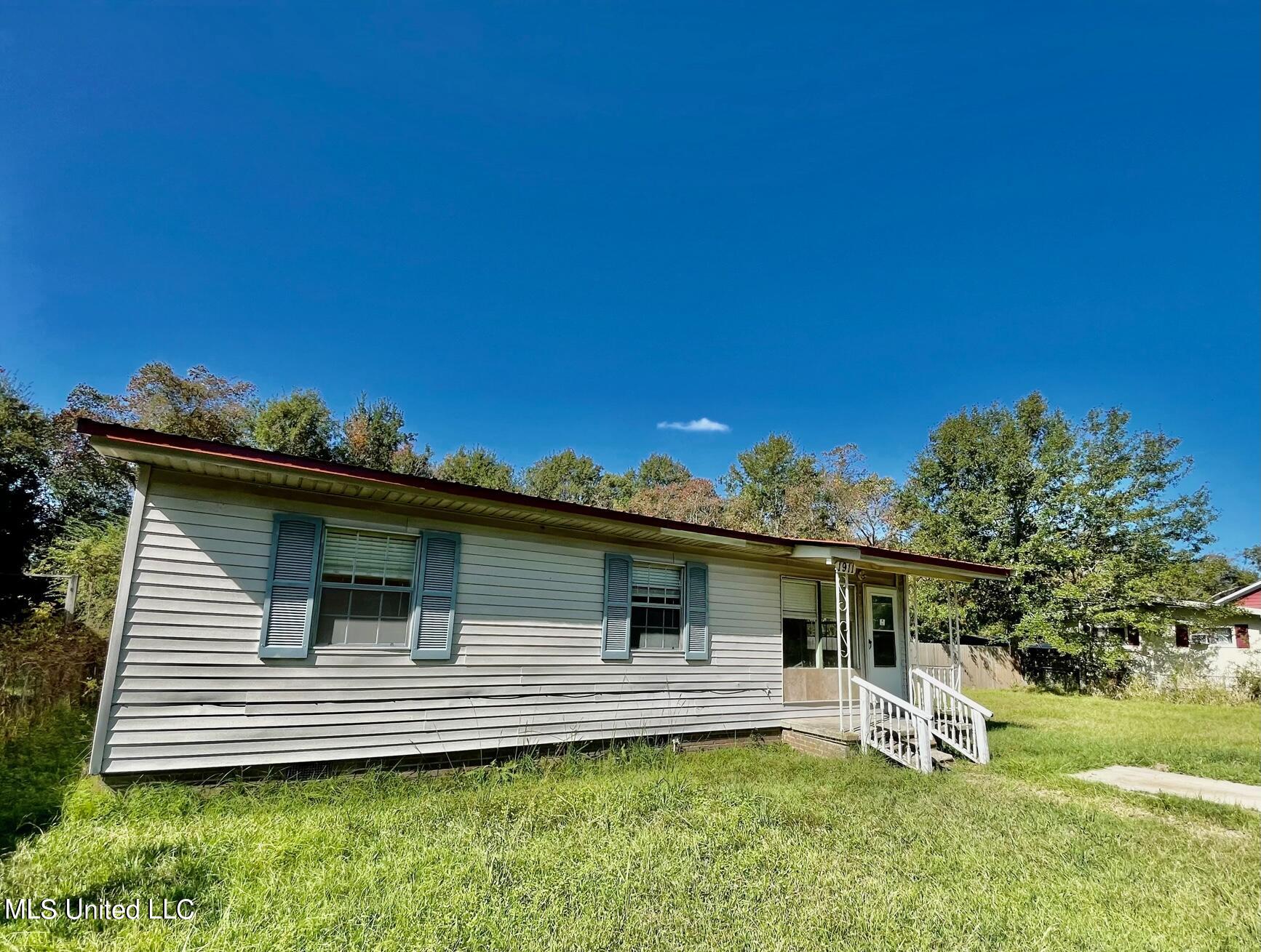 1911 43rd Avenue Property Photo 1