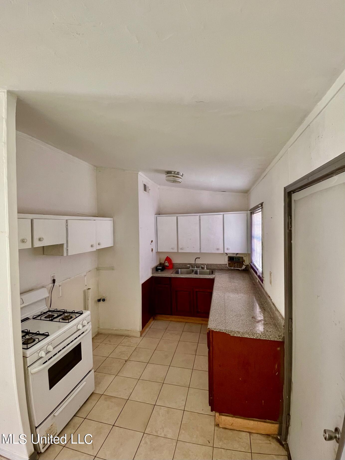 1911 43rd Avenue Property Photo 4