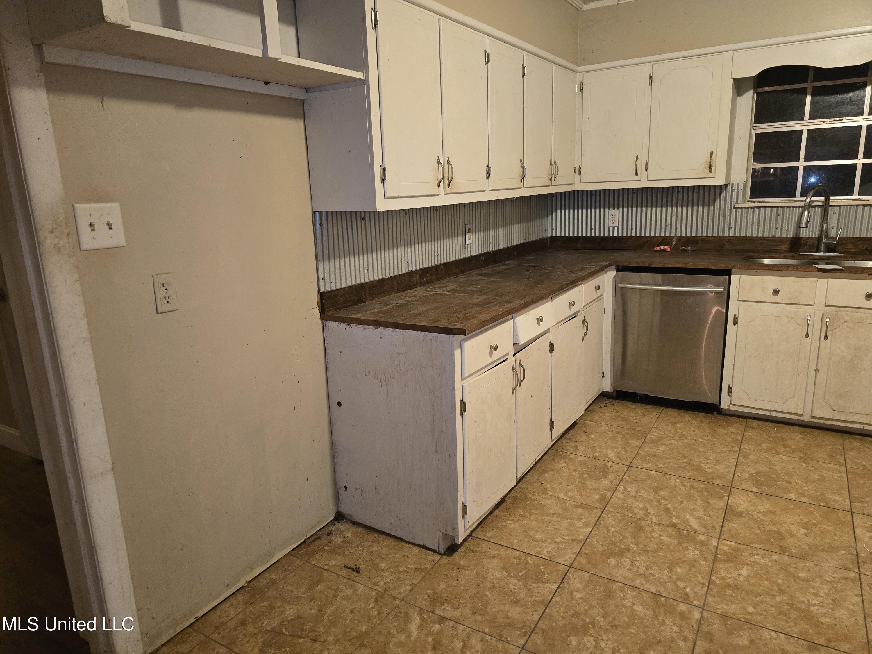 8105 Highway 613 Property Photo 15