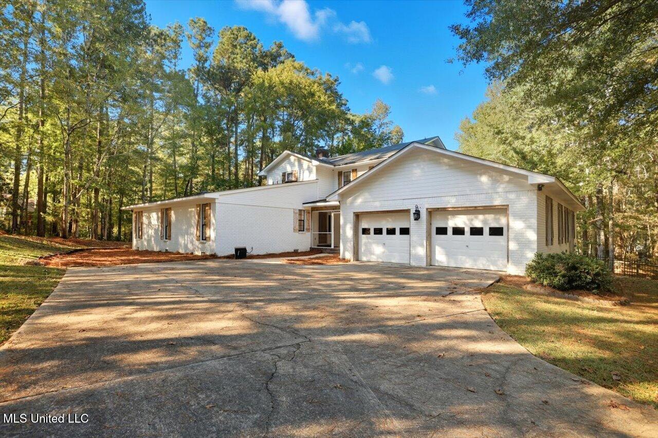 345 Lakeway Drive Property Photo 4