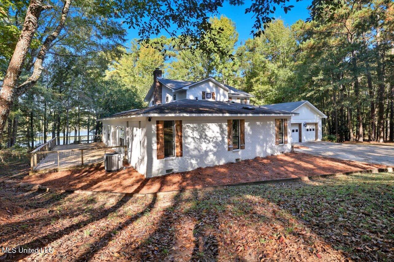 345 Lakeway Drive Property Photo 5