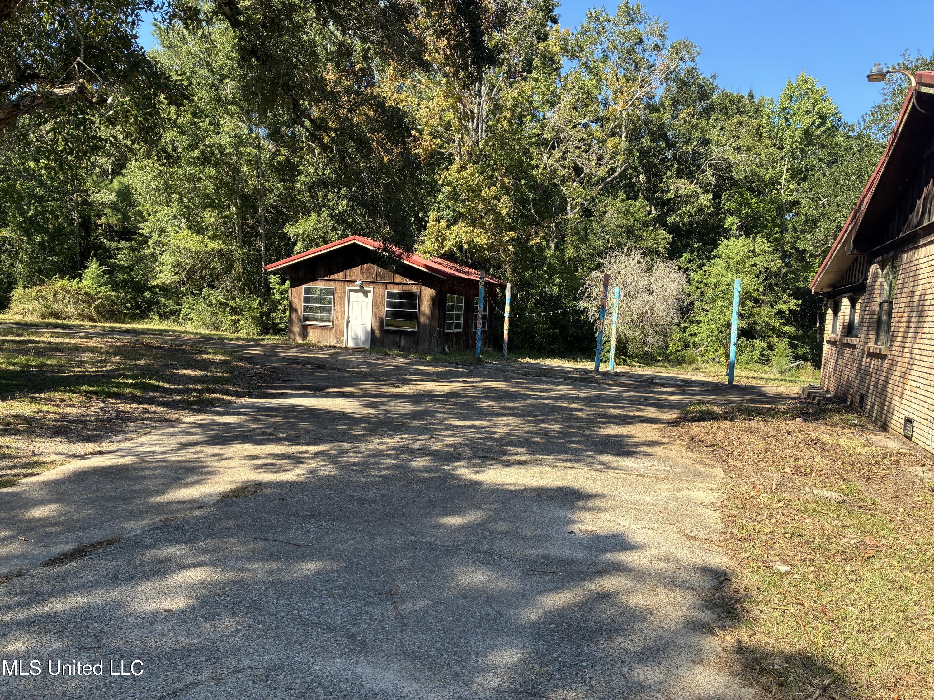 1008 Roys Road Property Photo 5