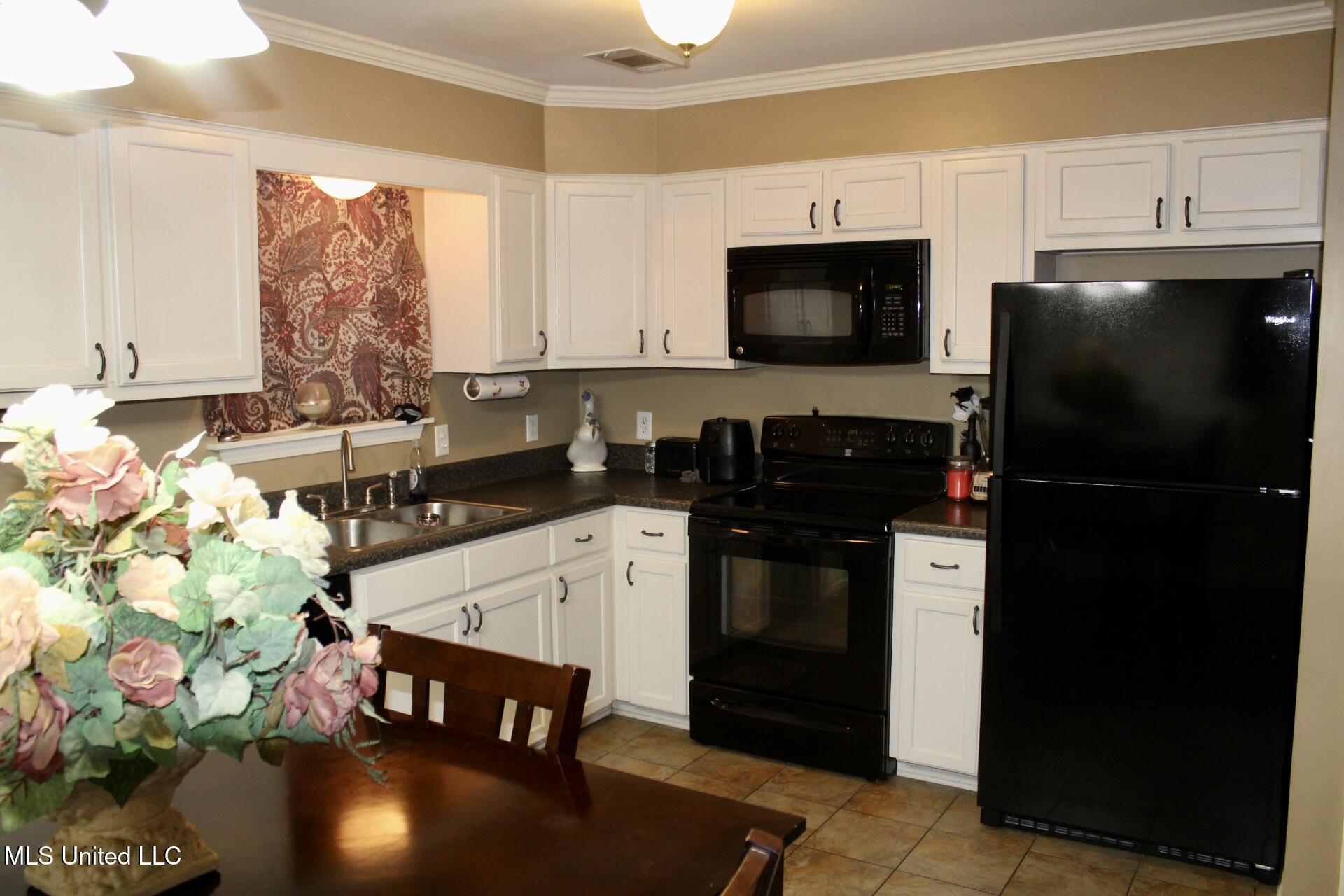 111 Holly Cove Property Photo 7