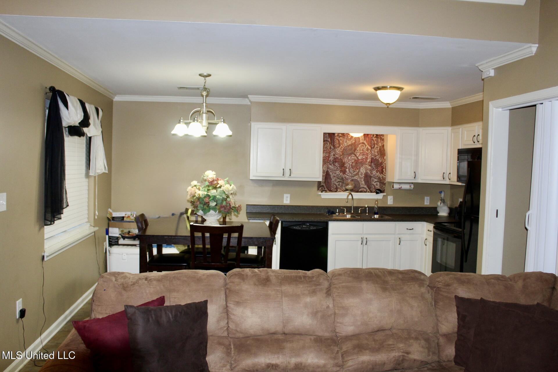 111 Holly Cove Property Photo 8