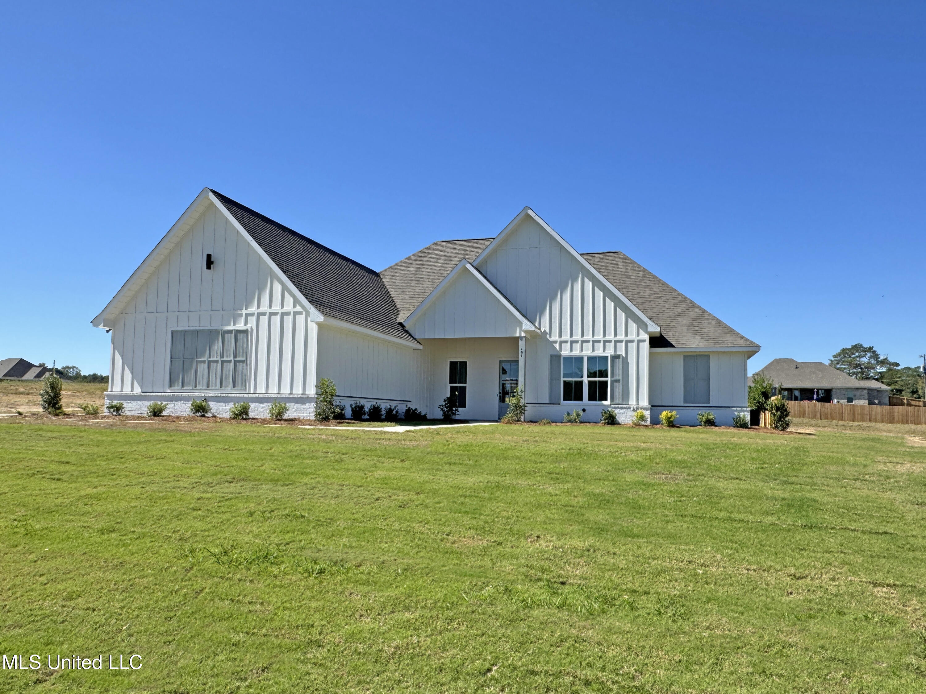 404 Lennon Lane Property Photo 1