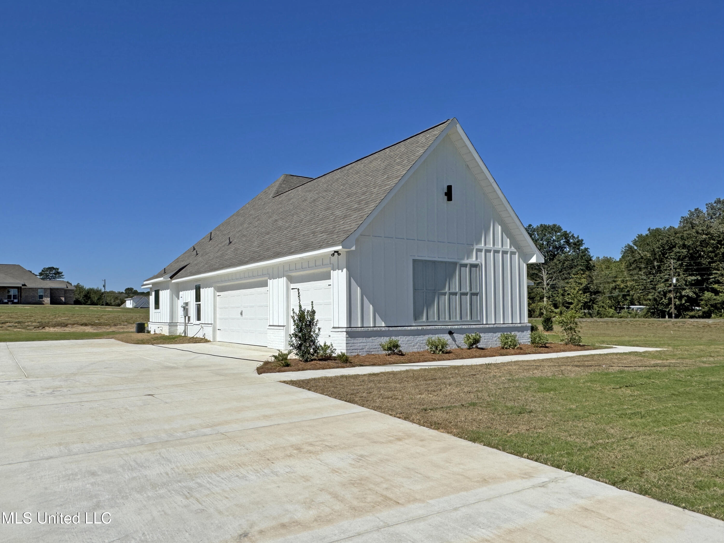 404 Lennon Lane Property Photo 4