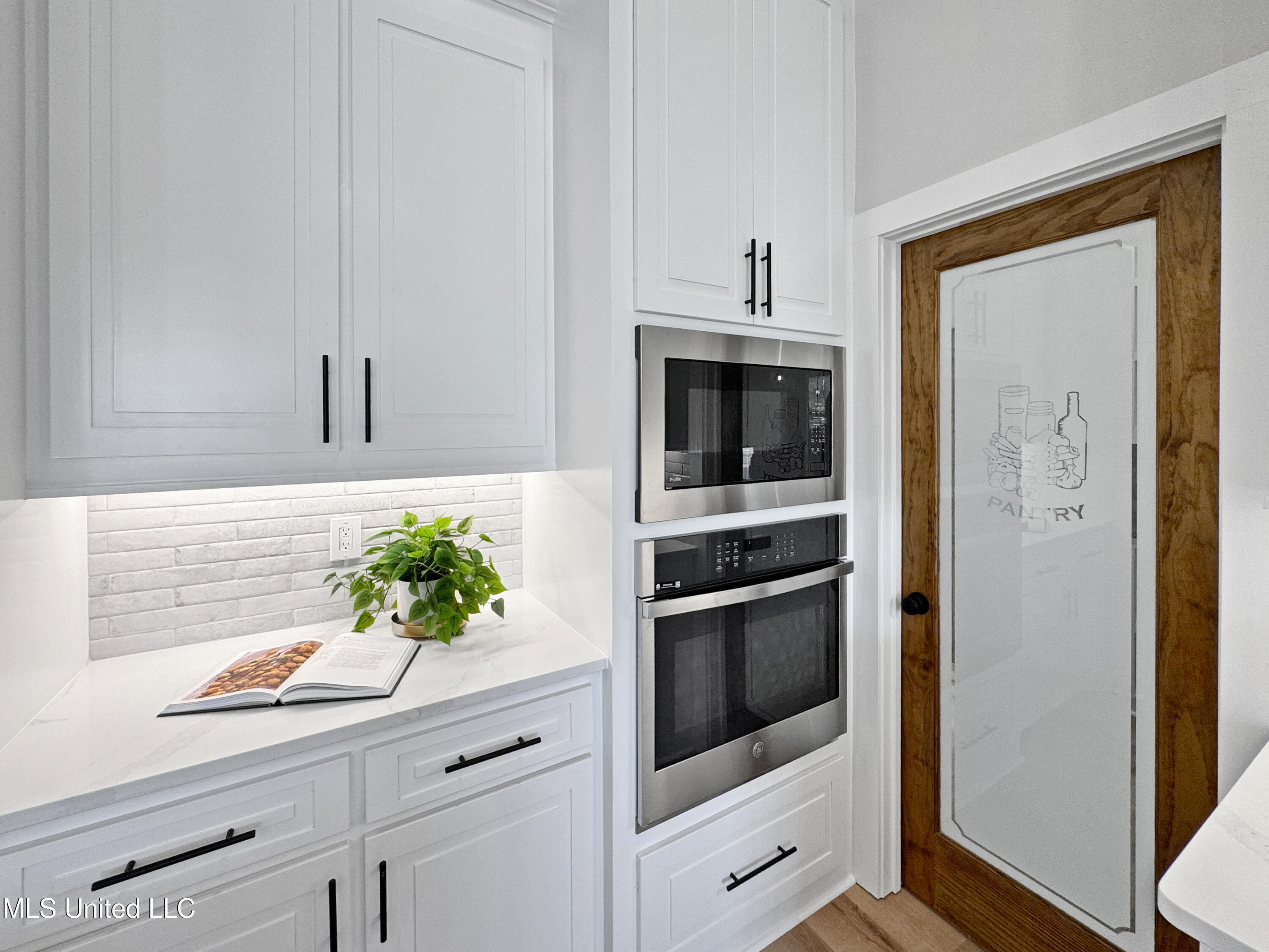 404 Lennon Lane Property Photo 13