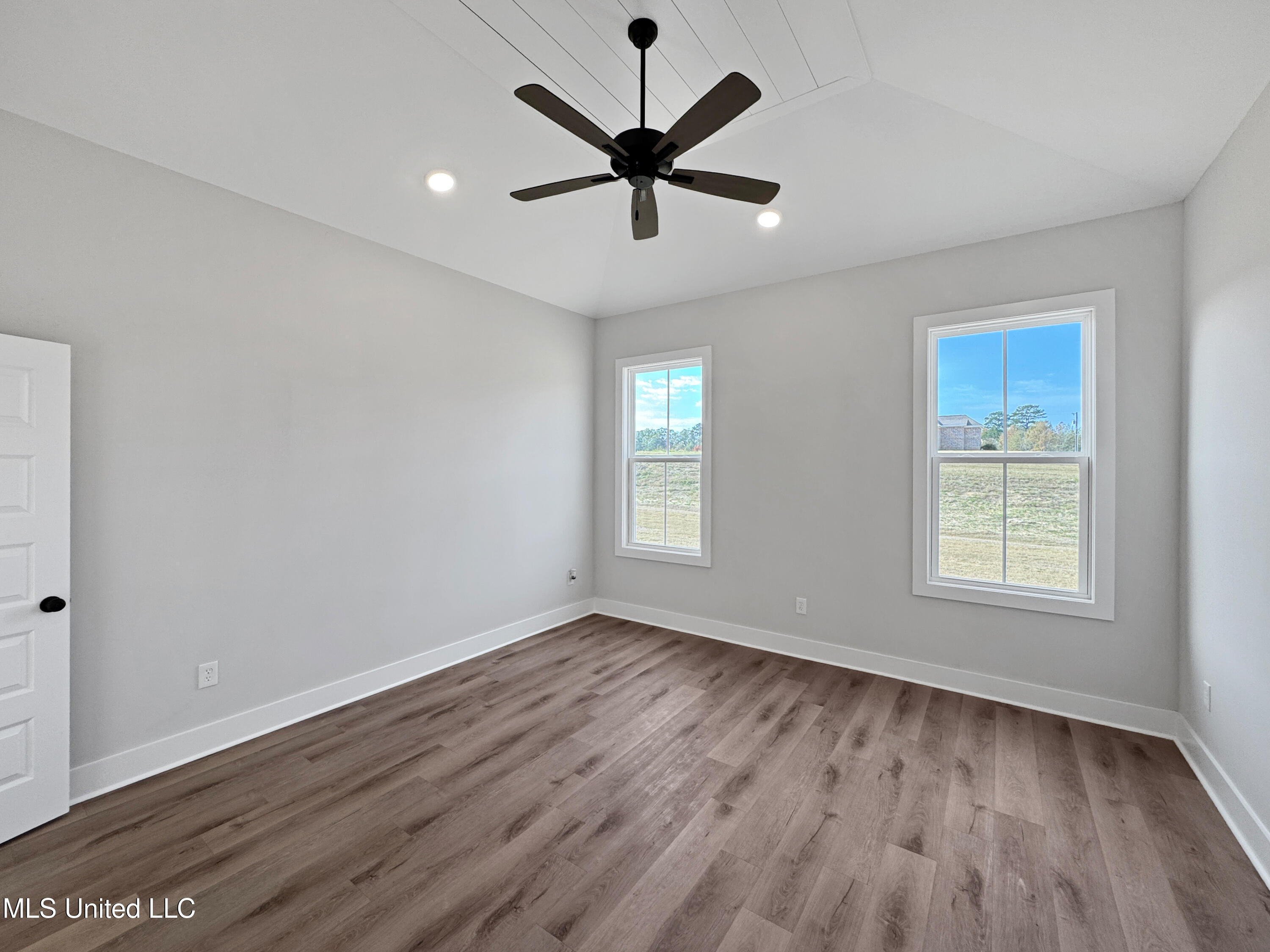 404 Lennon Lane Property Photo 24