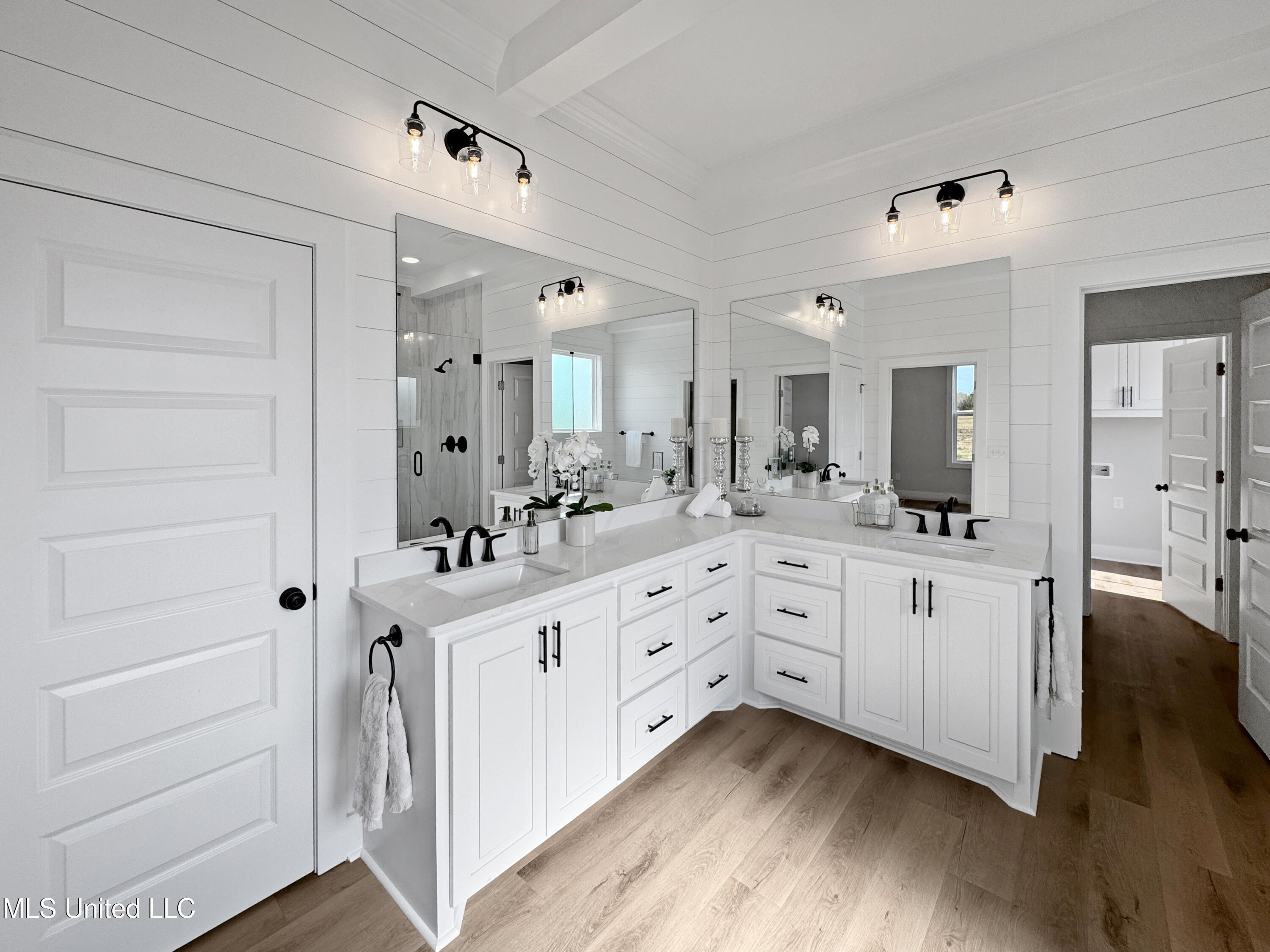 404 Lennon Lane Property Photo 27