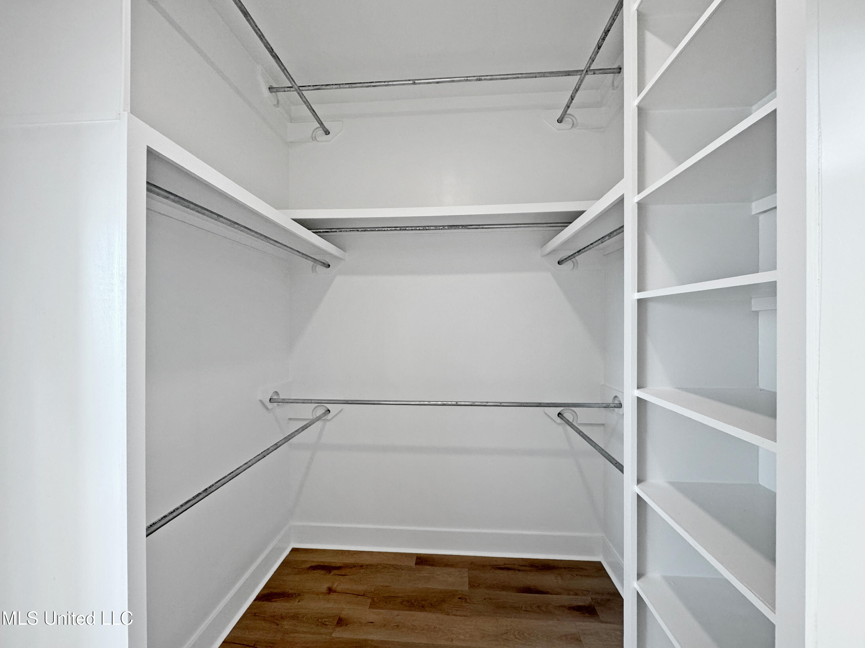 404 Lennon Lane Property Photo 32