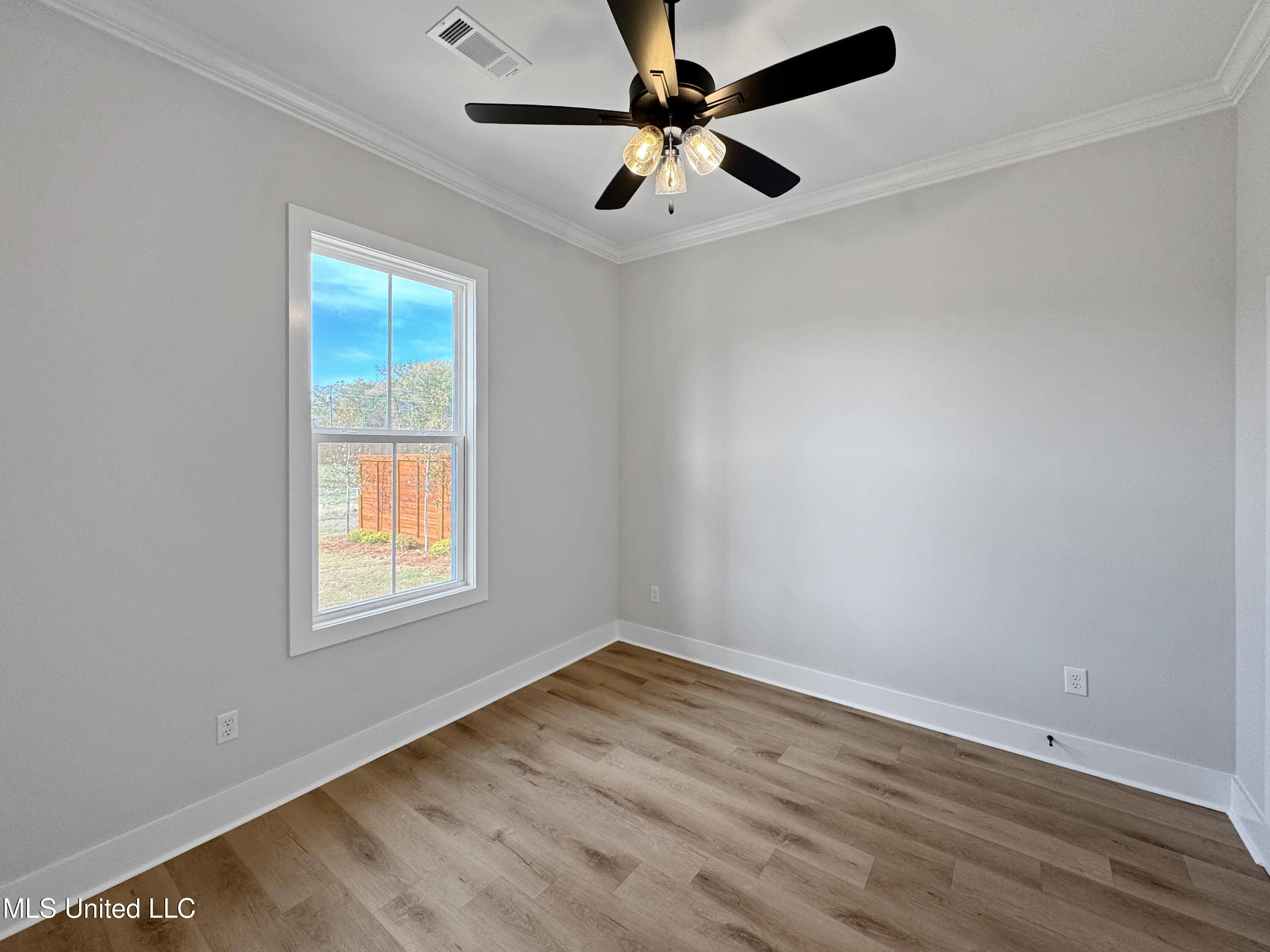 404 Lennon Lane Property Photo 33