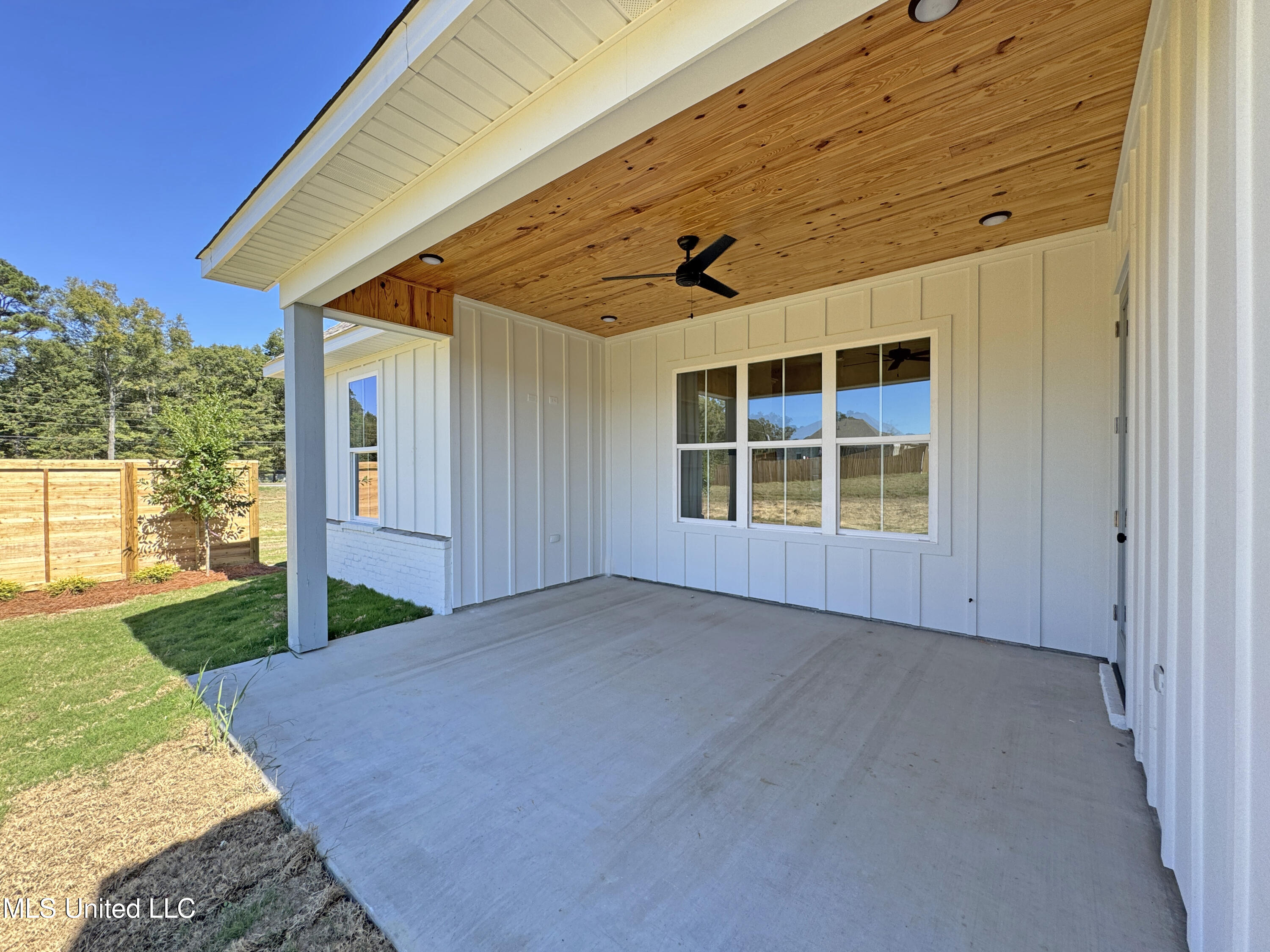 404 Lennon Lane Property Photo 41