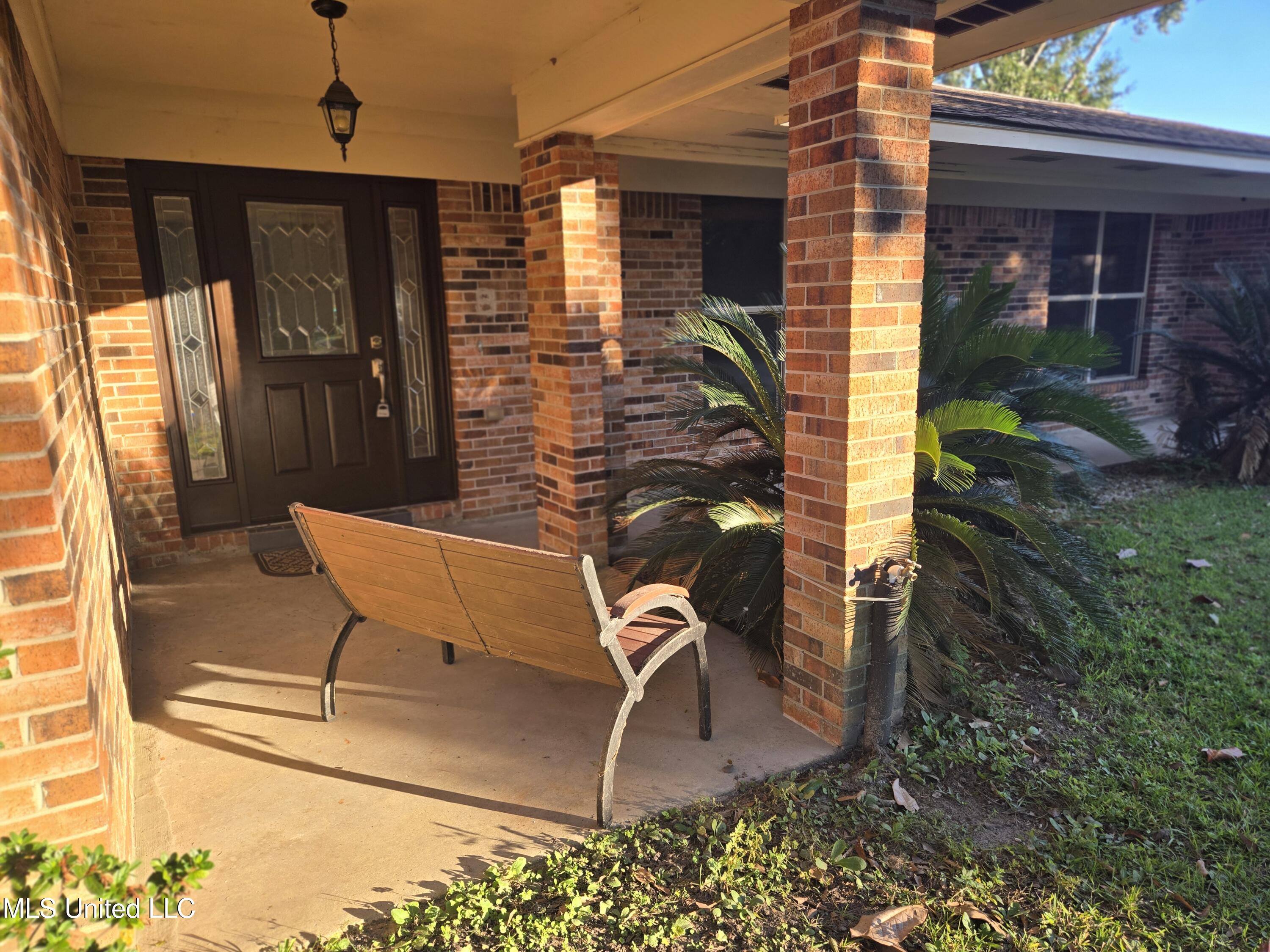 726 Canterbury Drive Property Photo 2