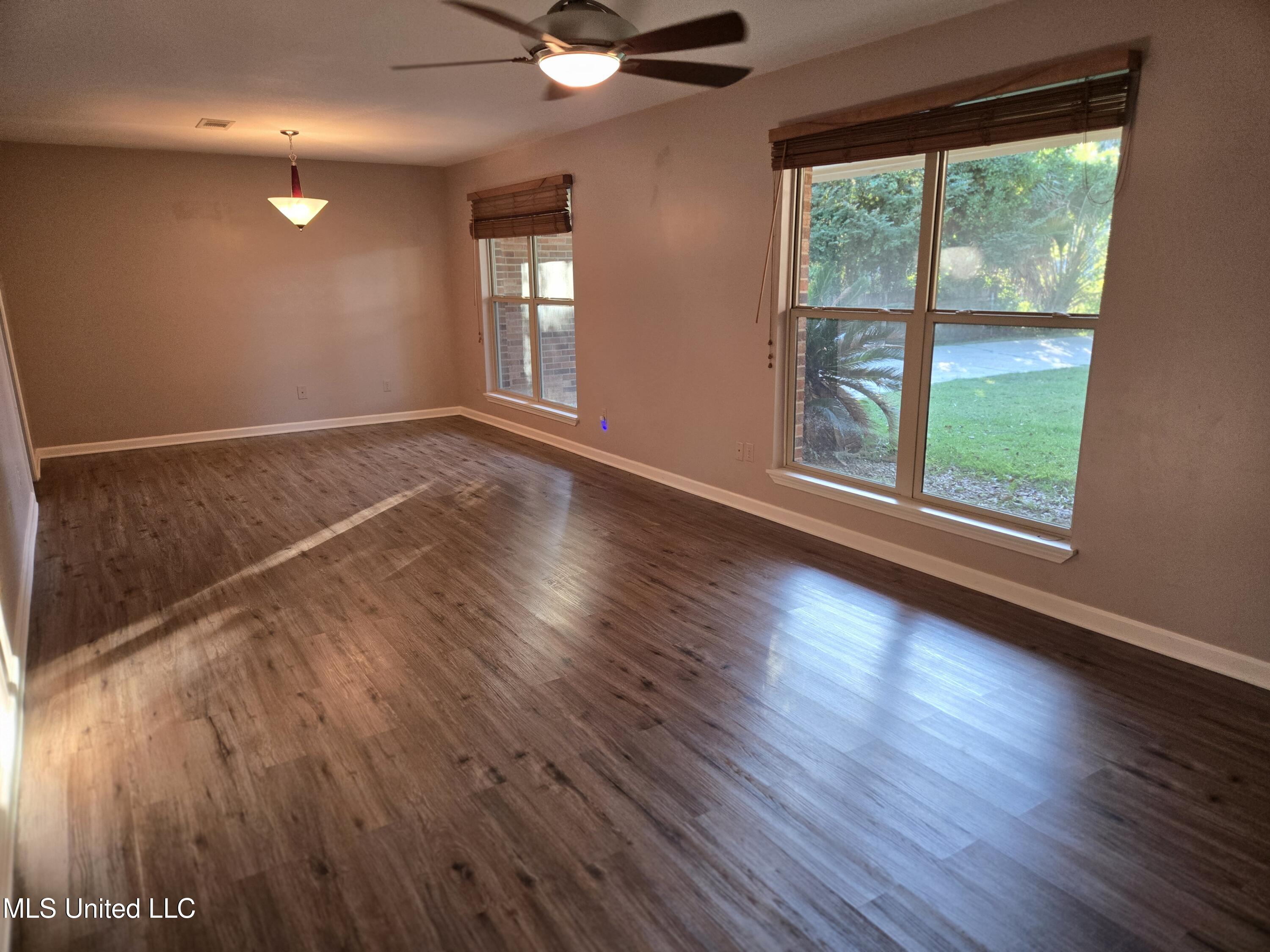 726 Canterbury Drive Property Photo 5